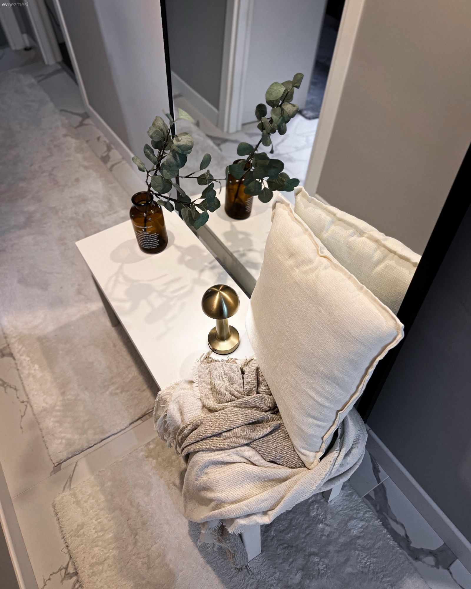 Bu Samimi Evde Yalın Tasarımlar Ahşapla Desteklenmiş