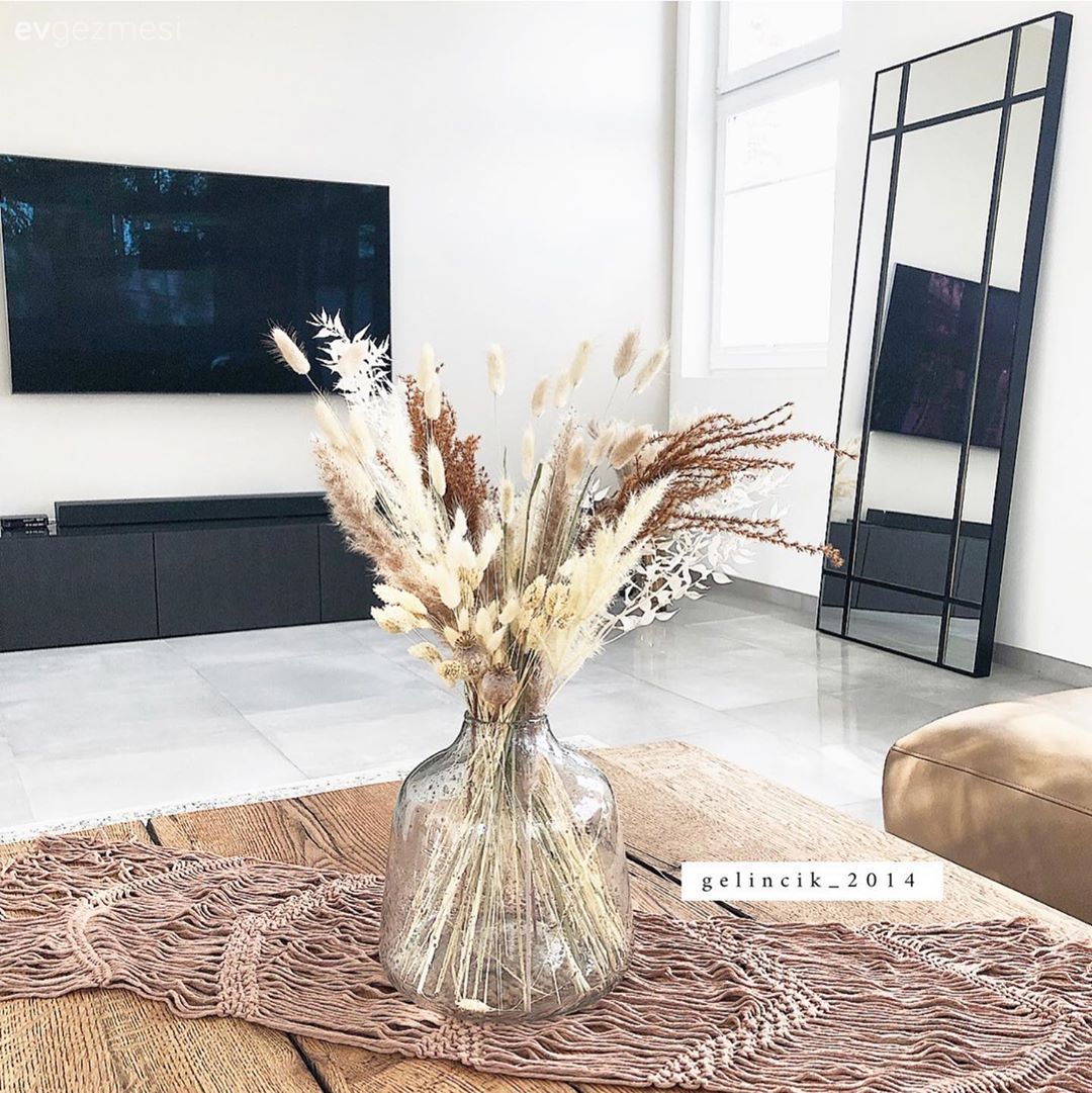 Ahşap Mobilya, Siyah, Kahverengi, Boy aynası, Ayna, Tv ünitesi, Tv ünitesi aksesuarları, Ev Aksesuar, Orta sehpa, Sehpa, Vazo, Pampas otu, Masa örtüsü, Ev tekstili