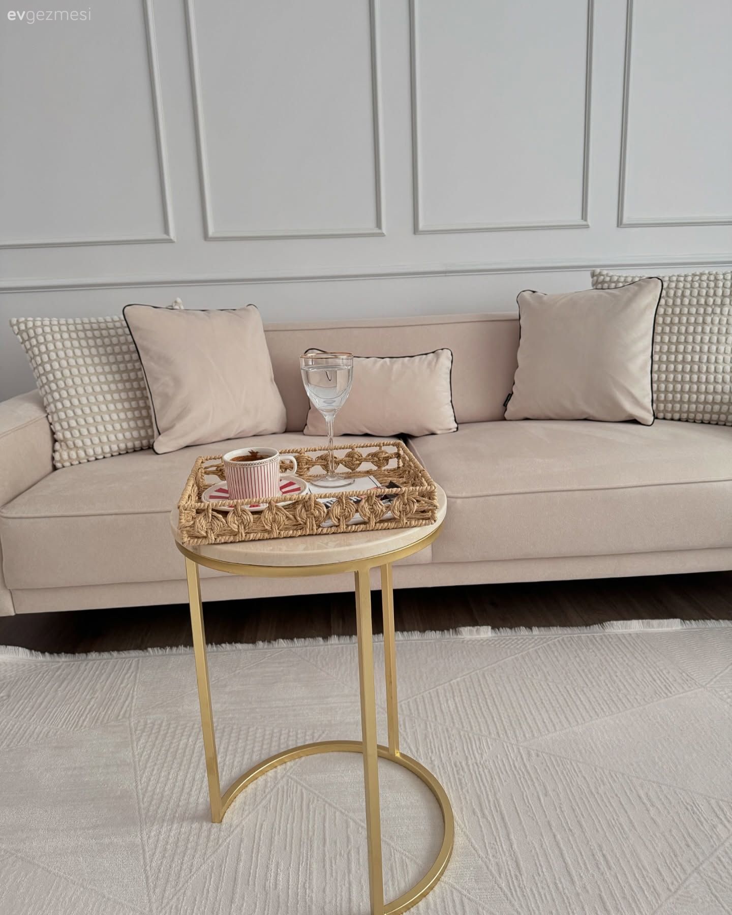 Bu Minimalist Ev Kendi Halinde Olmayı Seviyor