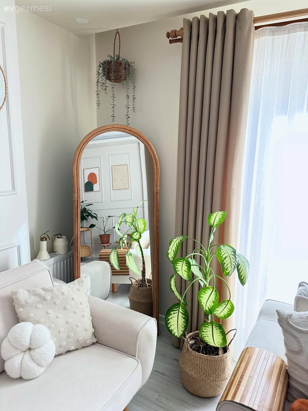 Bu Salonda Eşyalar Arasında Yeteri Kadar Alan Var