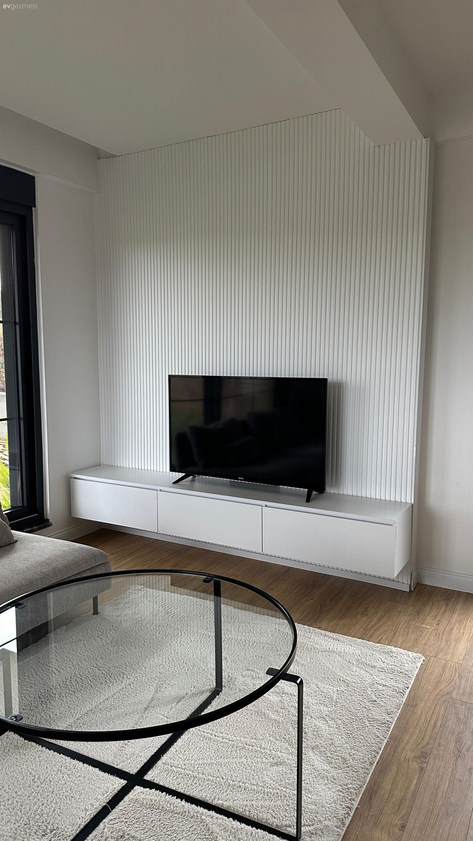 Beyaz, Siyah, Tv ünitesi, Tv ünitesi aksesuarları, Ev Aksesuar, Gri, Halı, Salon halısı, Cam orta sehpa, Orta sehpa