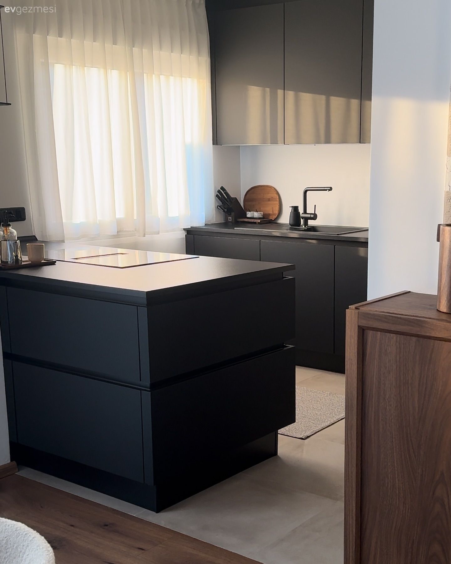 Modern, Mutfak, Modern mutfak, Siyah mutfak, Siyah, Ada mutfak, Mutfak tezgahı, Mutfak tezgah arası, Ekstra mutfak dolabı, Mutfak aksesuarları, Mutfak tülü, Mutfak perdesi