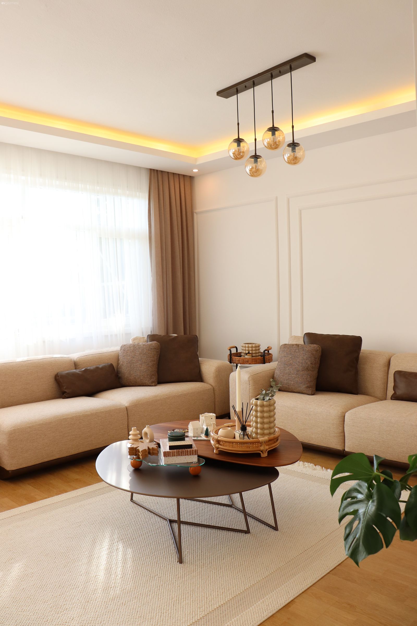 Salon, Modern, Krem, Vizon, Kahverengi, Siyah, Koltuk takımı, Fon perde, Perde, Tül perde, Duvar çıtalama, Halı, Beyaz halı, Yuvarlak sehpa, Sehpa, Avize, Aydınlatma, Salon avizesi, Parke, Ev bitkisi, Led aydınlatma, Dekoratif Objeler