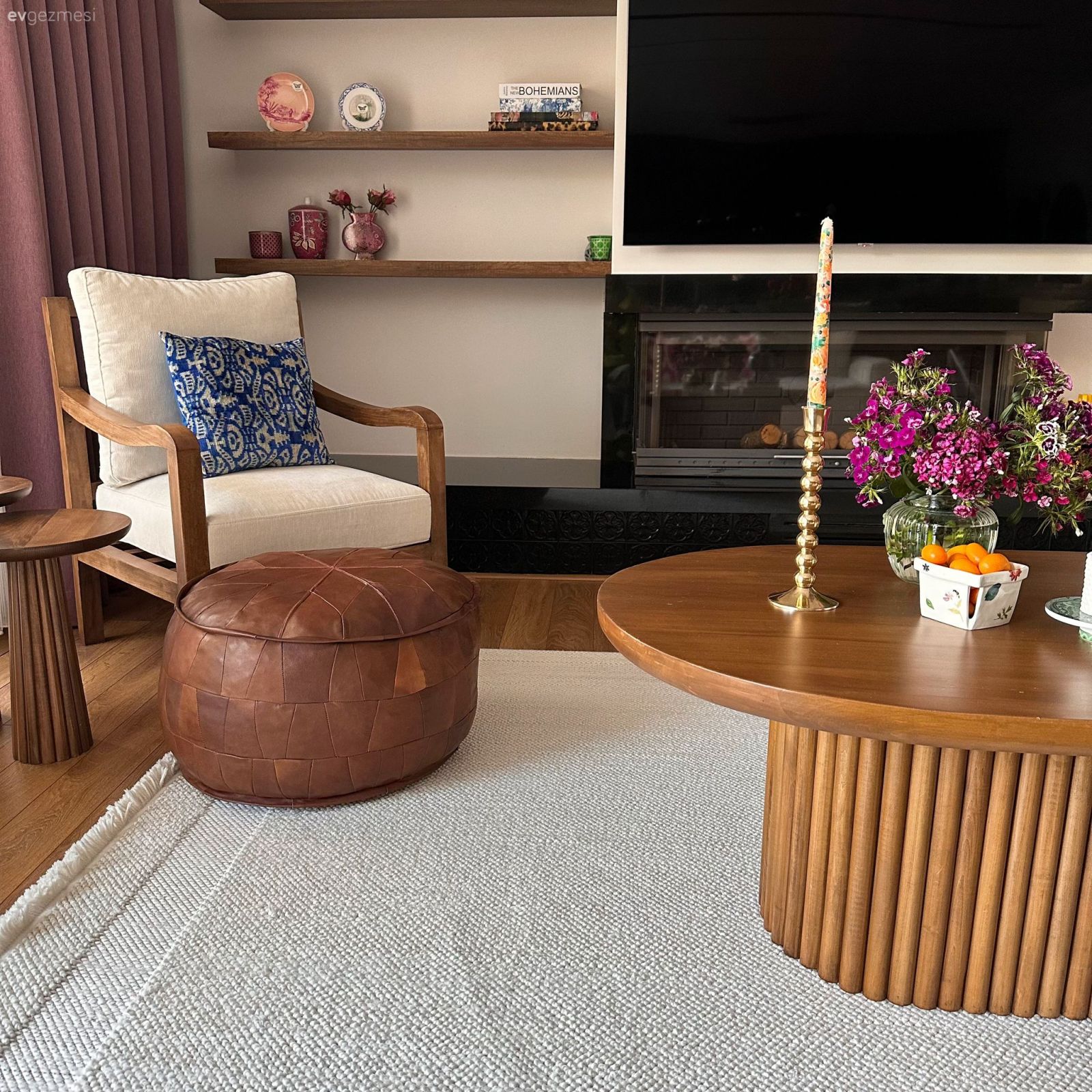 Tv ünitesi, Tv ünitesi aksesuarları, Ev Aksesuar, Ahşap Mobilya, Beyaz, Berjer, Puf, Orta sehpa, Sehpa, Halı, Salon halısı, Pudra pembe, Kırlent, Ev tekstili, Vazo, Çiçekler