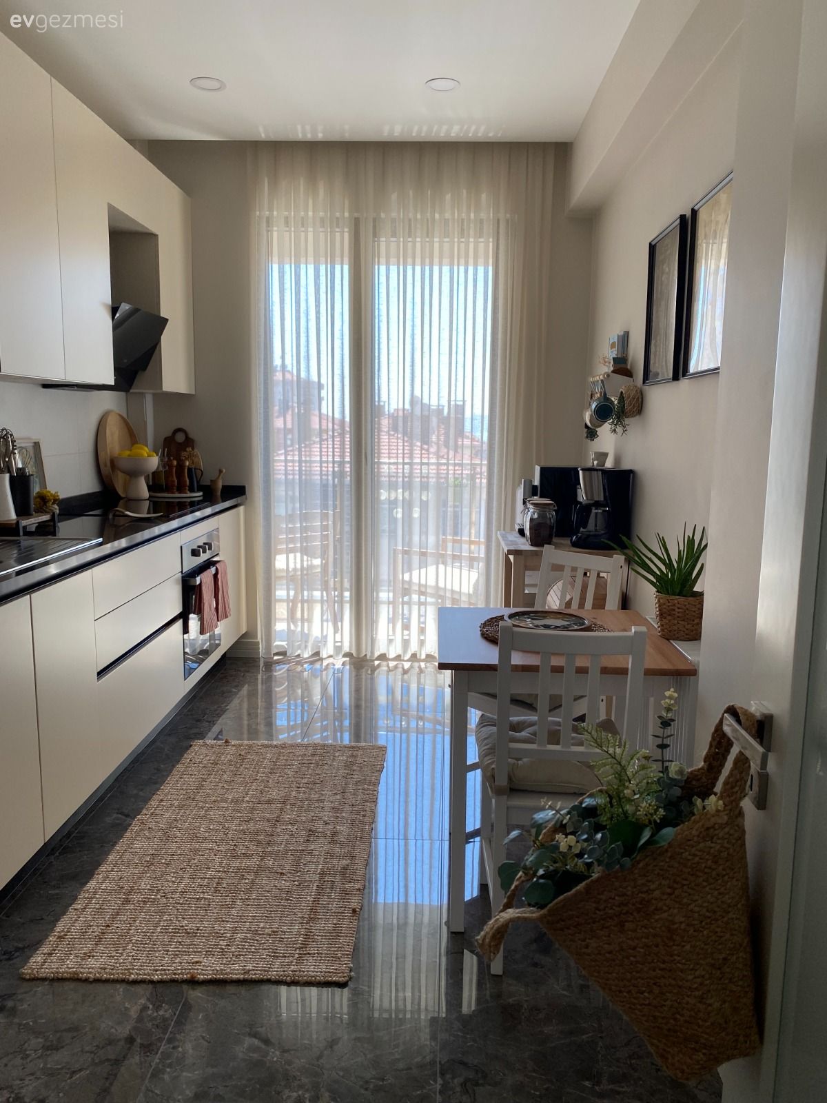 Mutfak, Modern, Beyaz, Krem, Bej, Siyah, Mutfak tezgahı, Mutfak tezgah arası, Siyah tezgah, Sandalye, Mutfak masası, Mutfak halısı, Mutfak perdesi, Dekoratif Objeler, Mutfak zemin seramikleri