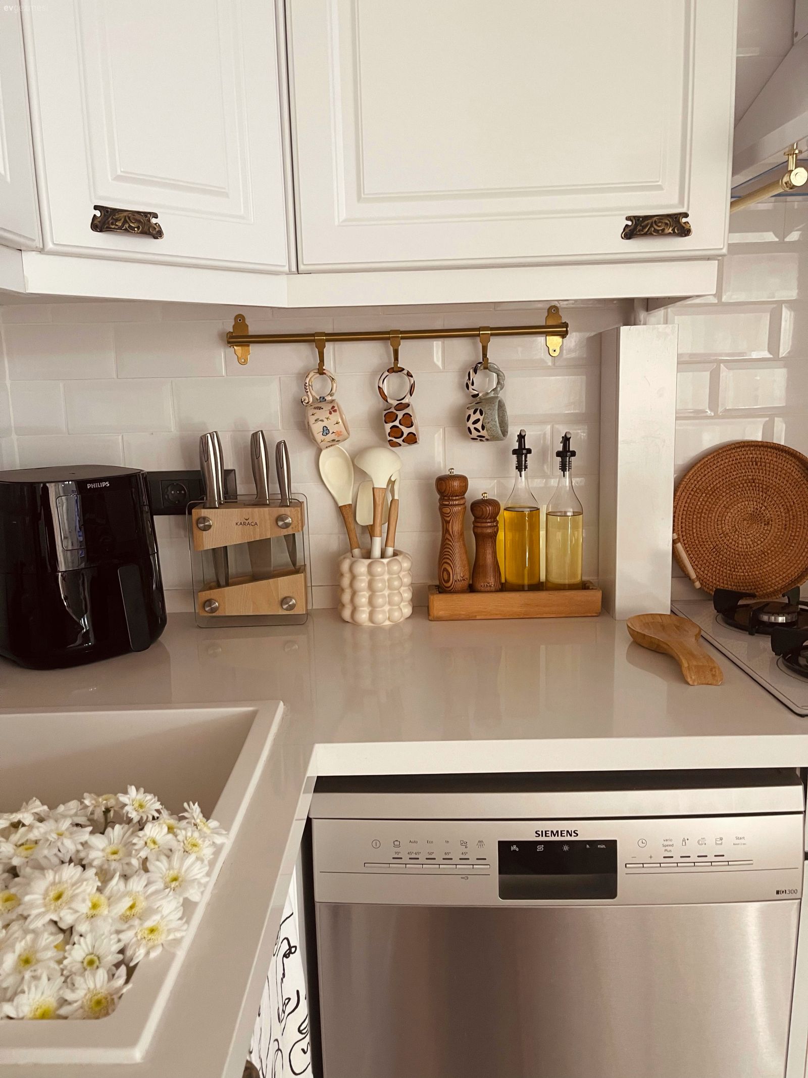 Beyaz, Mutfak, Country mutfak, Metro seramik, Seramik, Shaker kapaklı dolaplar, Mutfak tezgahı, Mutfak tezgah arası, Tezgah arası seramik, Mutfak aksesuarları