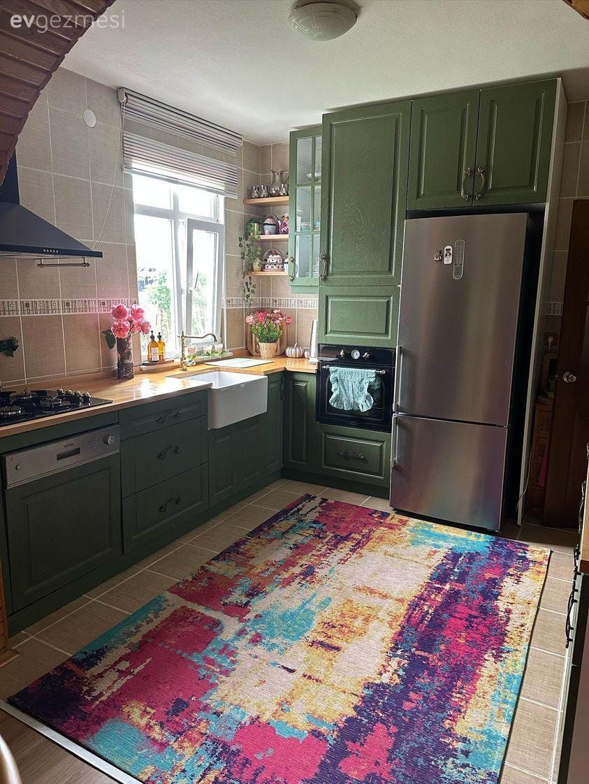 Mutfak, Yeşil mutfak, Shaker kapaklı dolaplar, Ahşap mutfak tezgahı, Mutfak tezgahı, Patchwork halı, Halı, Mutfak tezgah arası, Rustik mutfak