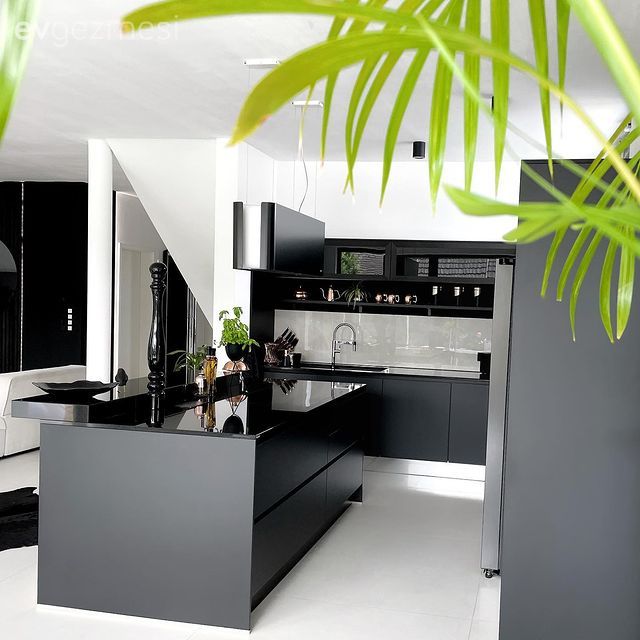 Bu Modern Evde Siyahın Gölgesi Beyaz, Beyazın Gölgesi De Siyah!