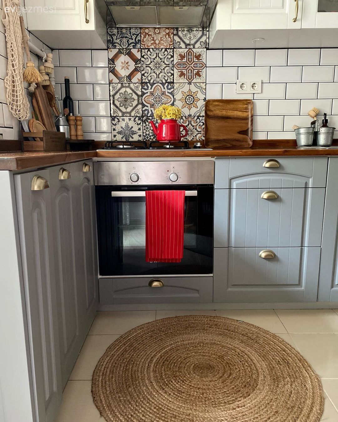 Mutfak, Beyaz, Gri, Gri mutfak, Shaker kapaklı dolaplar, Mutfak tezgahı, Mutfak tezgah arası, Tezgah arası seramik, Metro seramik, Seramik, Jüt halı, Halı, Ankastre