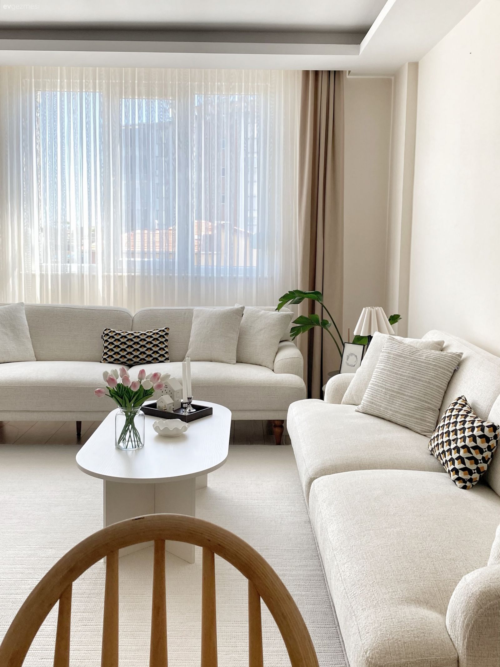 Salon, Modern, Beyaz, Koltuk takımı, Bej, Tül perde, Perde, Orta sehpa, Sehpa, Fon perde, Halı, Salon halısı, Ev bitkisi, Kırlent, Ev tekstili