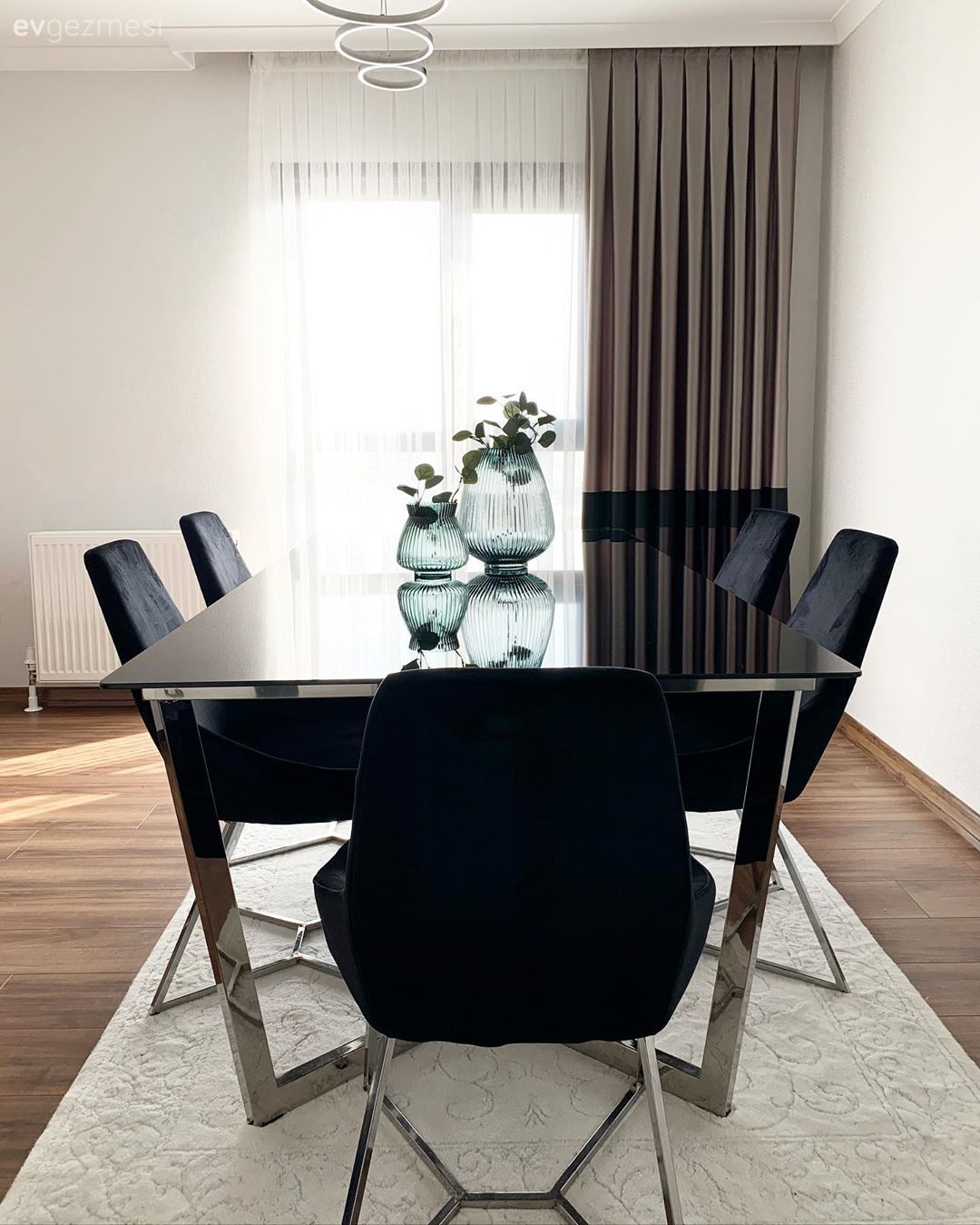 Yemek Odası, Modern, Siyah, Gümüş, Vizon, Yemek masası, Sandalye, Ayna, Fon perde, Perde, Tül perde, Avize, Aydınlatma, Yemek odası avizesi, Vazo, Ev Aksesuar, Halı