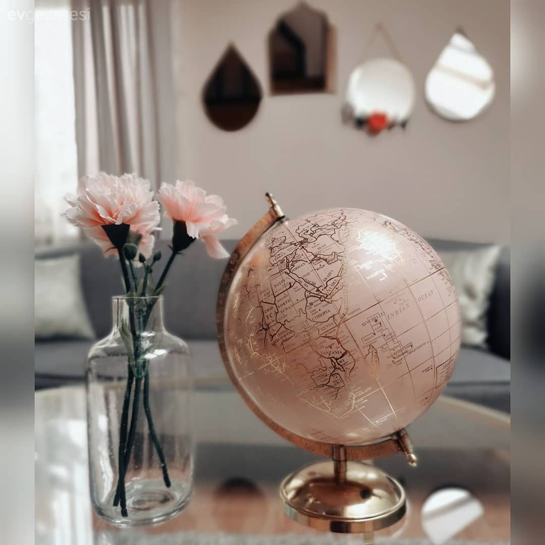 Salon, Sehpa, Orta sehpa, Dekoratif Objeler, Vazo, Ev Aksesuar, Gri, Dekoratif ayna, Ayna, Kırlent, Ev tekstili, Yapay çiçekler, Duvar dekorasyonu