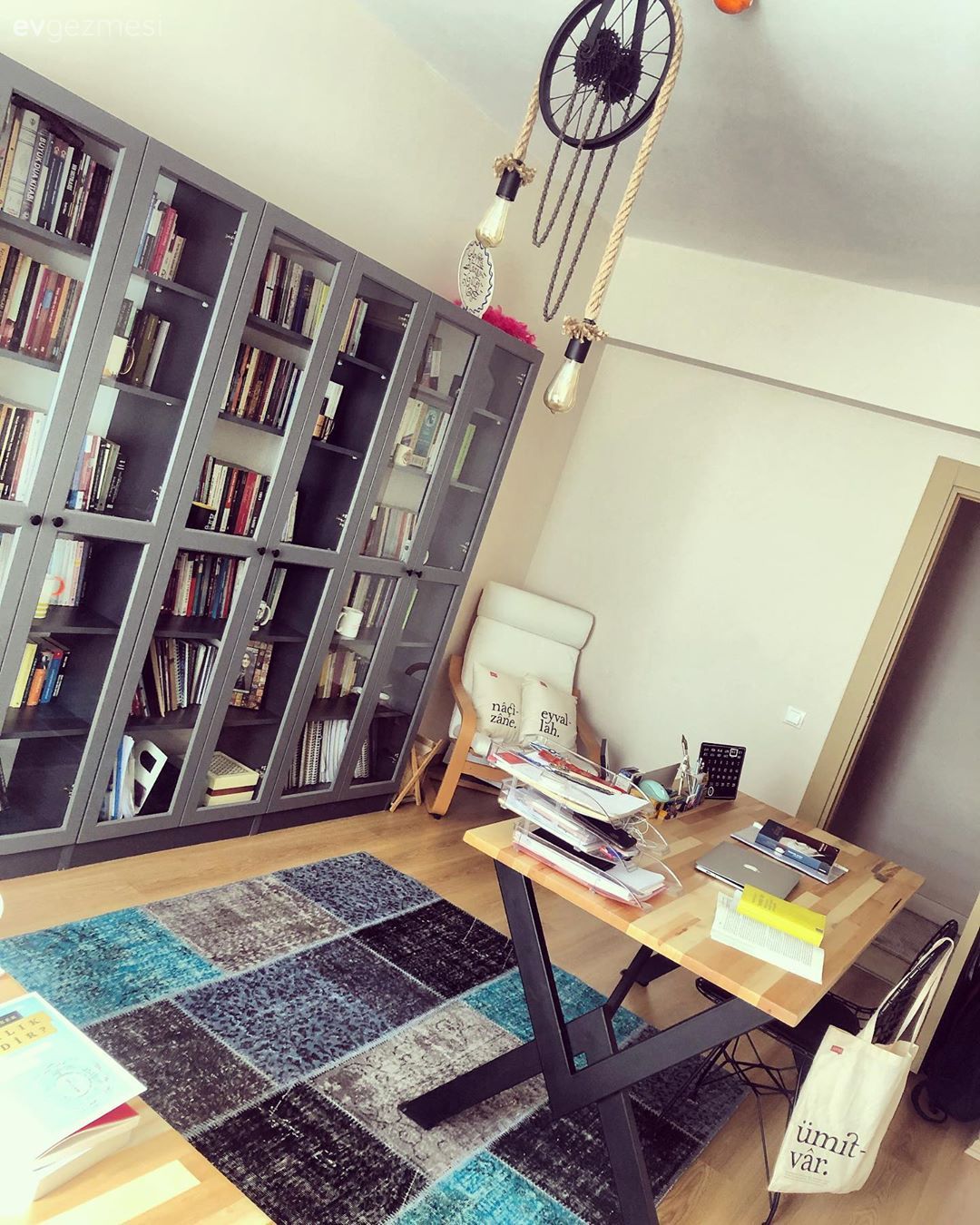 Çalışma odası, Kitaplık, Çalışma masası, Ahşap masa, Patchwork halı, Ev Aksesuar, Sarkıt, Berjer, Rustik Aydınlatma