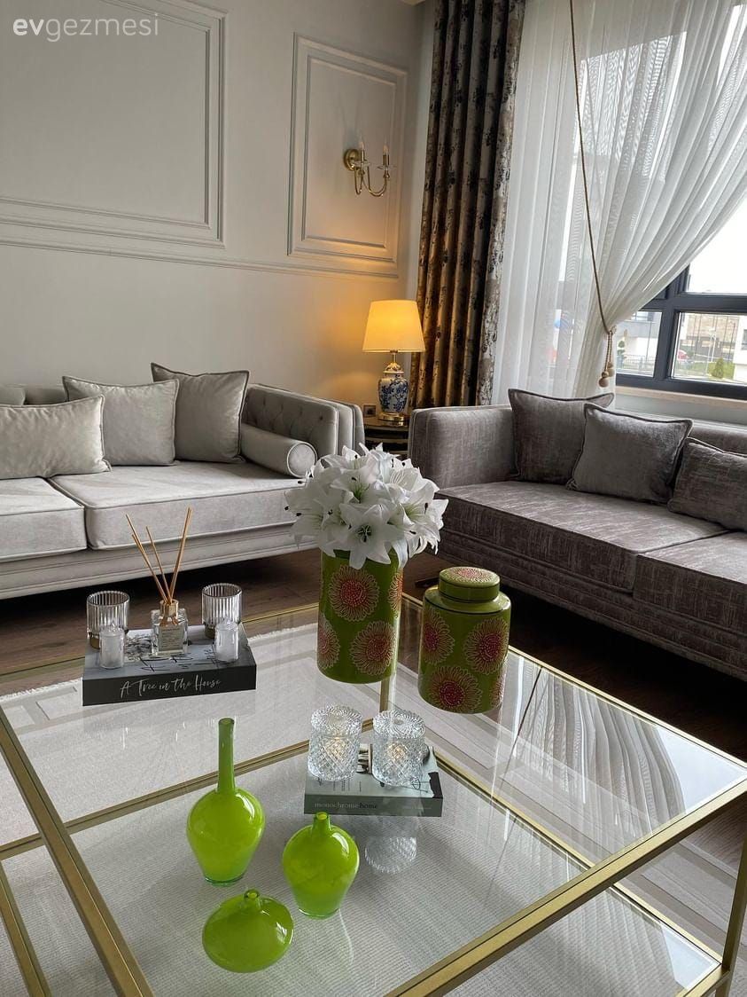 Salon, Modern, Beyaz, Bej, Gri, Gri duvar, Duvar çıtalama, Fon perde, Perde, Tül perde, Kırlent, Ev tekstili, Cam orta sehpa, Orta sehpa, Dekoratif Objeler, Halı, Salon halısı, Abajur, Aydınlatma, Vazo, Ev Aksesuar