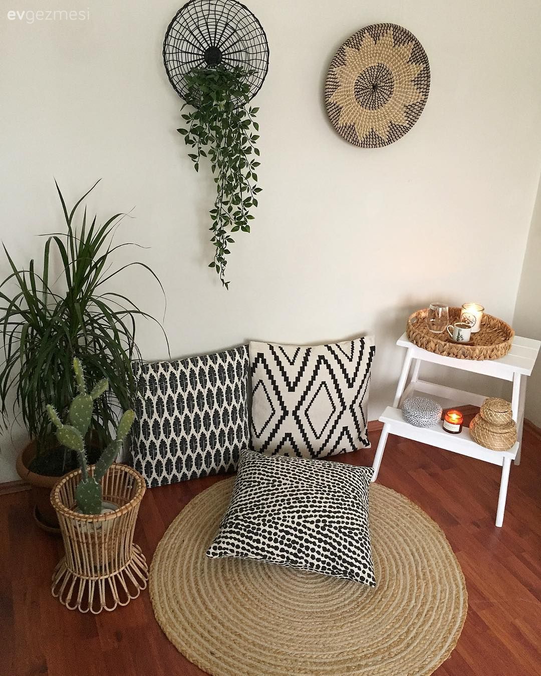 Salon, Yan sehpa, Sehpa, Sehpa üstü aksesuarı, Ev Aksesuar, Jüt halı, Kırlent, Siyah- Beyaz, Sepet saksı, Geometrik desen, Desenler