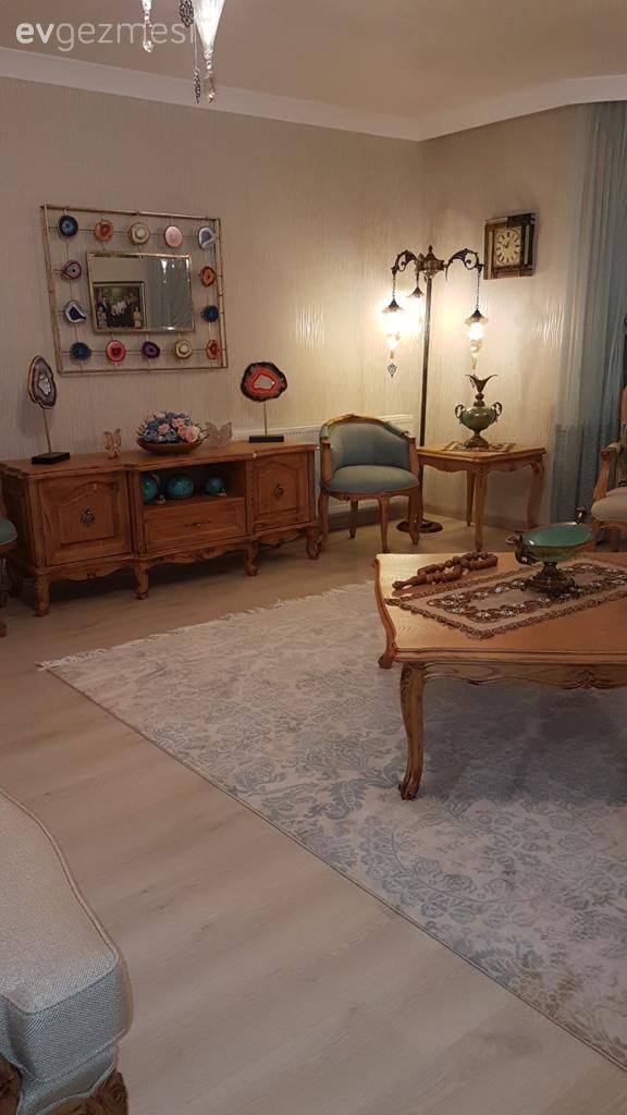 Konsol, Konsol üzeri dekoratif objeleri, Duvar panosu, Duvar dekorasyonu, Turkuaz, Yan sehpa, Sehpa, Orta sehpa, Halı, Salon halısı, Abajur, Aydınlatma, Lambader