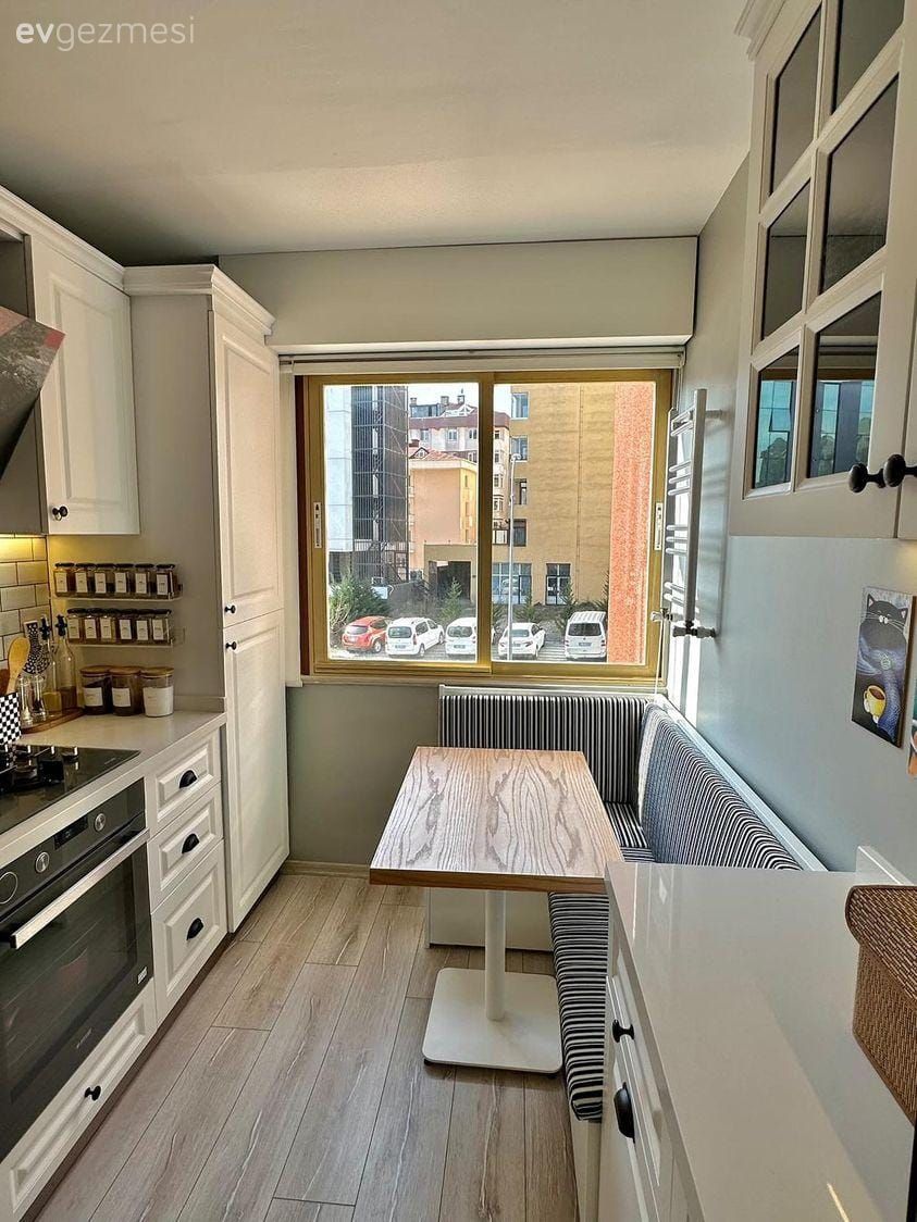 Mutfak, Beyaz, Siyah, Çizgili desen, Desenler, Mutfak tezgahı, Mutfak tezgah arası, Tezgah arası seramik, Mutfak köşesi, Mutfak masası, Ekstra mutfak dolabı, Parke, Mutfak aksesuarları, Kahve köşesi