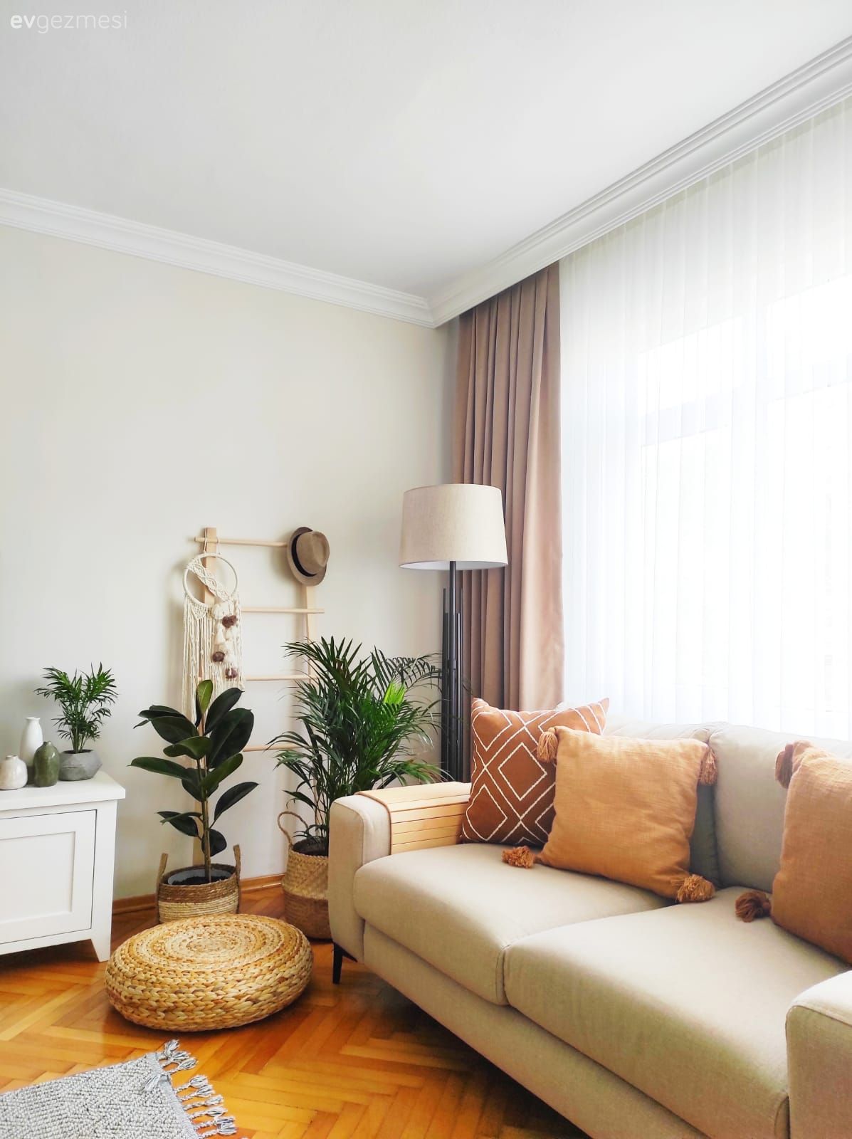 Salon, Bohem Dekorasyon, Bej, Krem, Turuncu, Koltuk takımı, Halı, Salon halısı, Orta sehpa, Sehpa, Parke, Tv ünitesi, Fon perde, Perde, Tül perde, Avize, Aydınlatma, Salon avizesi, Ev bitkisi, Lambader, Sehpa üstü aksesuarı, Ev Aksesuar