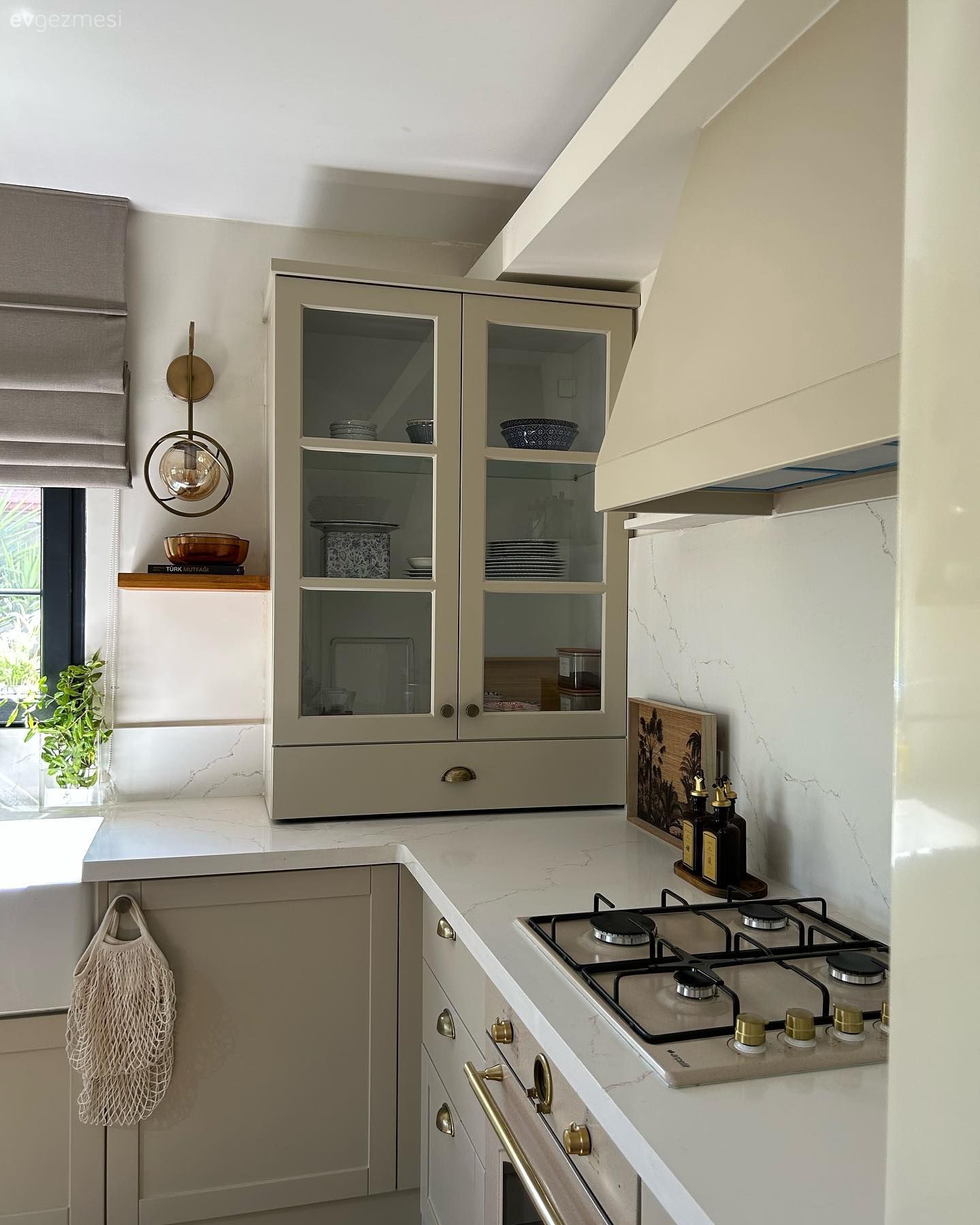 Mutfak tezgahı, Mutfak, Mutfak tezgah arası, Porselen tezgah, Beyaz, Vizon, Cam kapaklı dolap, Aplik, Aydınlatma, Gri, Mutfak perdesi, Davlumbaz