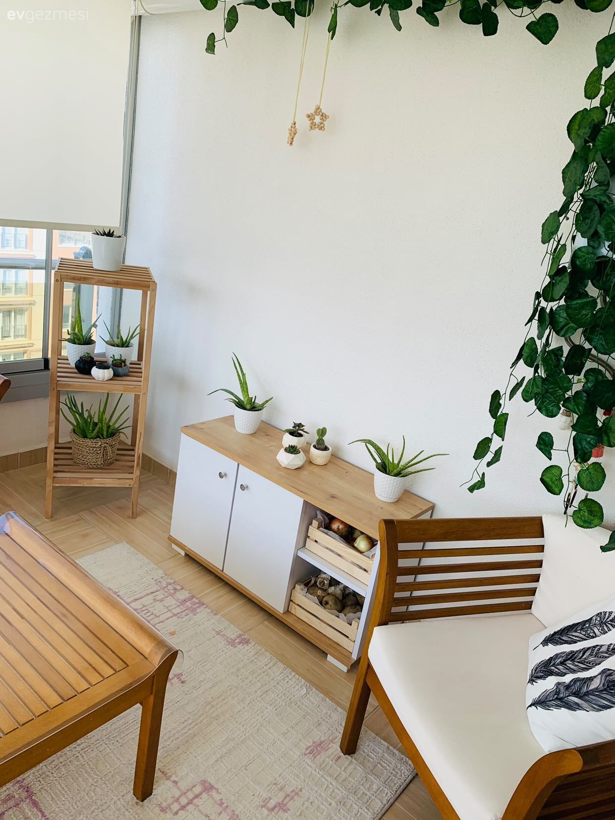 Balkon, Beyaz, Ahşap Mobilya, Balkon masası, Sandalye, Balkon halısı, Balkon perdesi, Ev bitkisi, Siyah- Beyaz, Kırlent, Ev tekstili