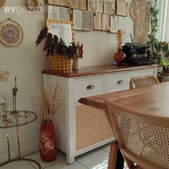 Yemek Odası, Çerçeve, Hasır avize, Sandalye, Yemek masası, Halı, Kilim, Dekoratif Objeler, Ev bitkisi, Yeşil, Ahşap Mobilya, Konsol, Konsol üzeri dekoratif objeleri