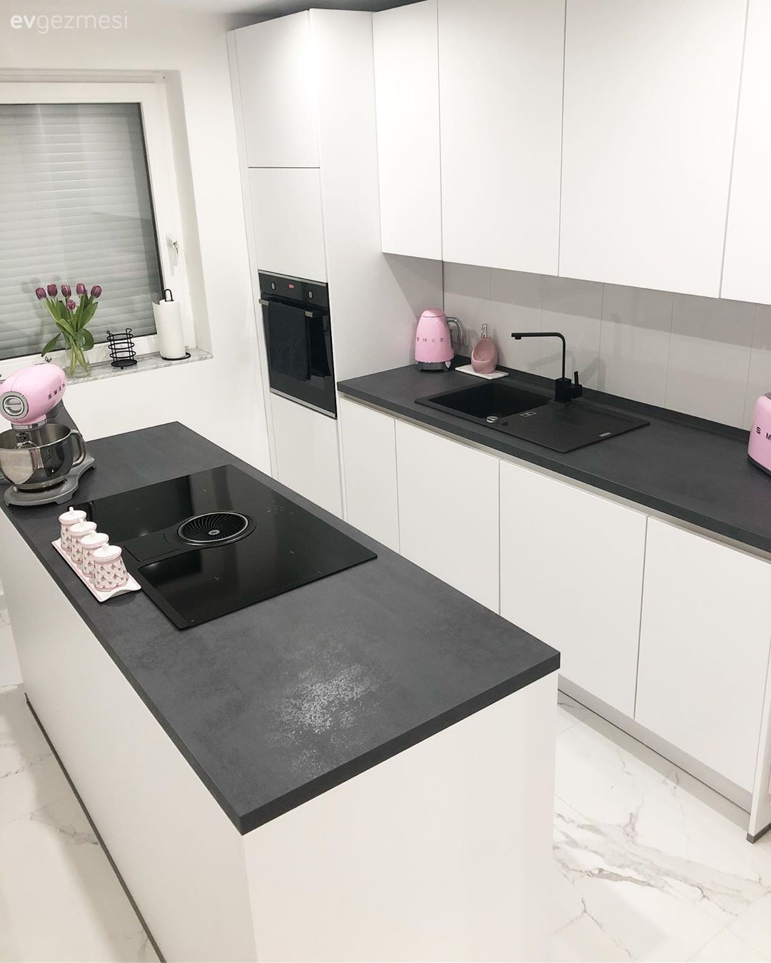 Mutfak, Beyaz, Siyah, Mutfak tezgahı, Mutfak tezgah arası, Ankastre, Modern mutfak, Mutfak aksesuarları, Cam Ankastre, Renkli ev aleti, Pembe