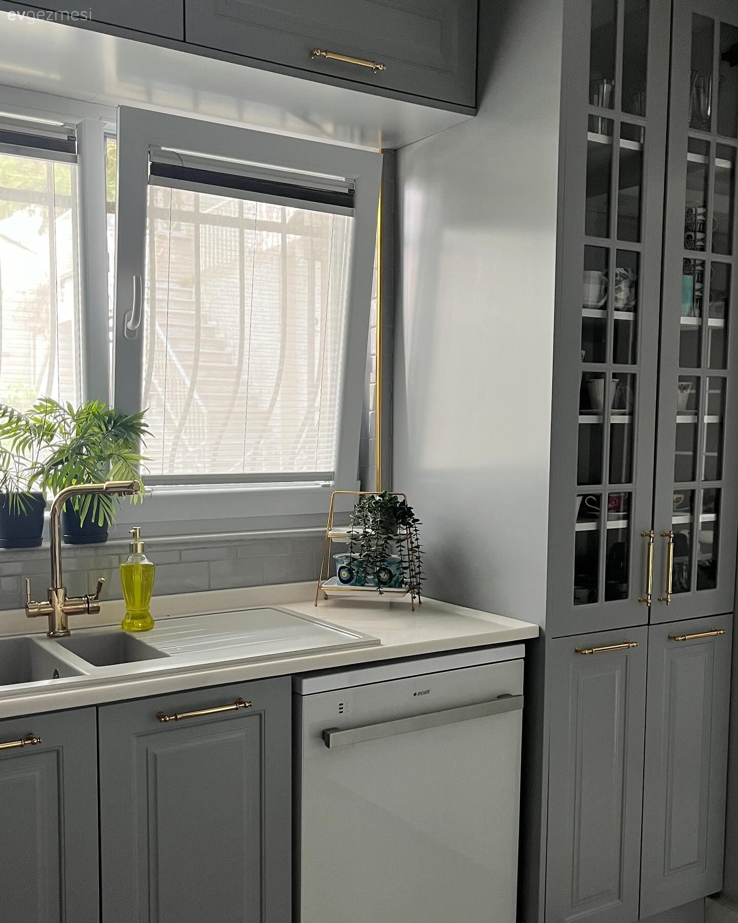 Bu Modern Mutfakta Gri Rengin Farklı Tonlarına Yer Verilmiş!