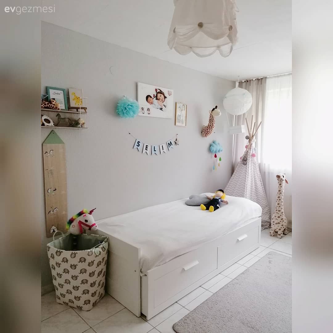 Çocuk Odası, Beyaz, Gri, Duvar dekorasyonu, Avize, Aydınlatma, Çocuk odası aydınlatması, Duvar rafı, Fon perde, Perde, Tül perde