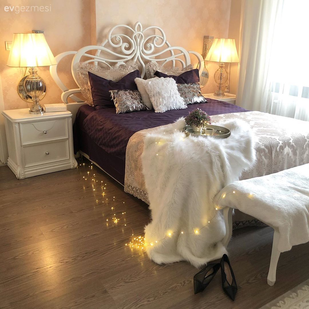 Yatak Odası, Country, Beyaz, Mor, Yatak başlığı, Yatak örtüsü, Komodin, Abajur, Aydınlatma, Kırlent, Ev tekstili, Led peri ışık, Puf, Tül perde, Perde, Peluş, Payet