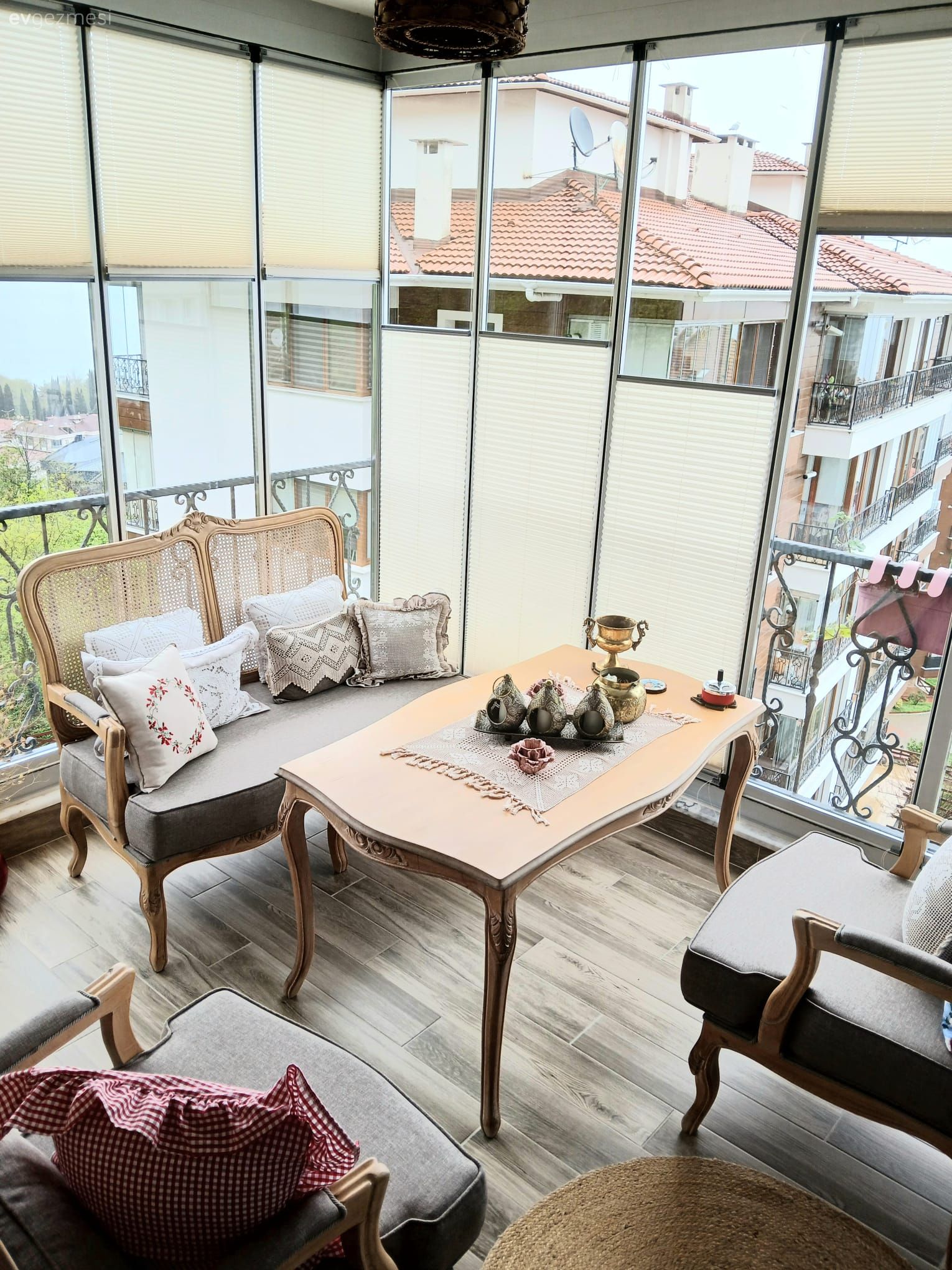 Ordu'daki Bu Evde Kırmızının Cazibesi Açık Mutfağa Yansımış