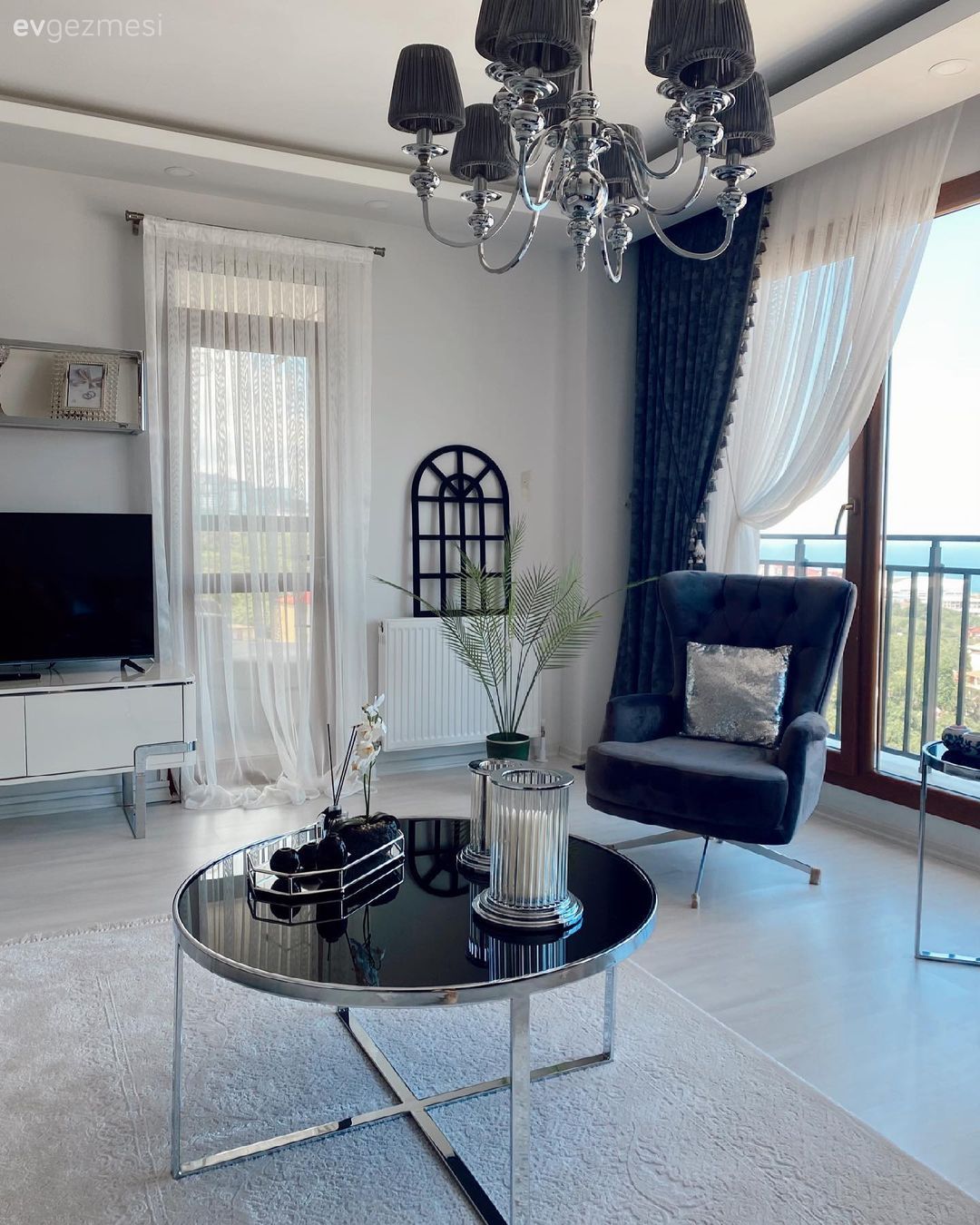 Salon, Art deko, Tv ünitesi, Tv ünitesi aksesuarları, Ev Aksesuar, Berjer, Fon perde, Perde, Tül perde, Orta sehpa, Sehpa, Halı, Salon halısı, Pencere duvar dekoru, Duvar dekorasyonu