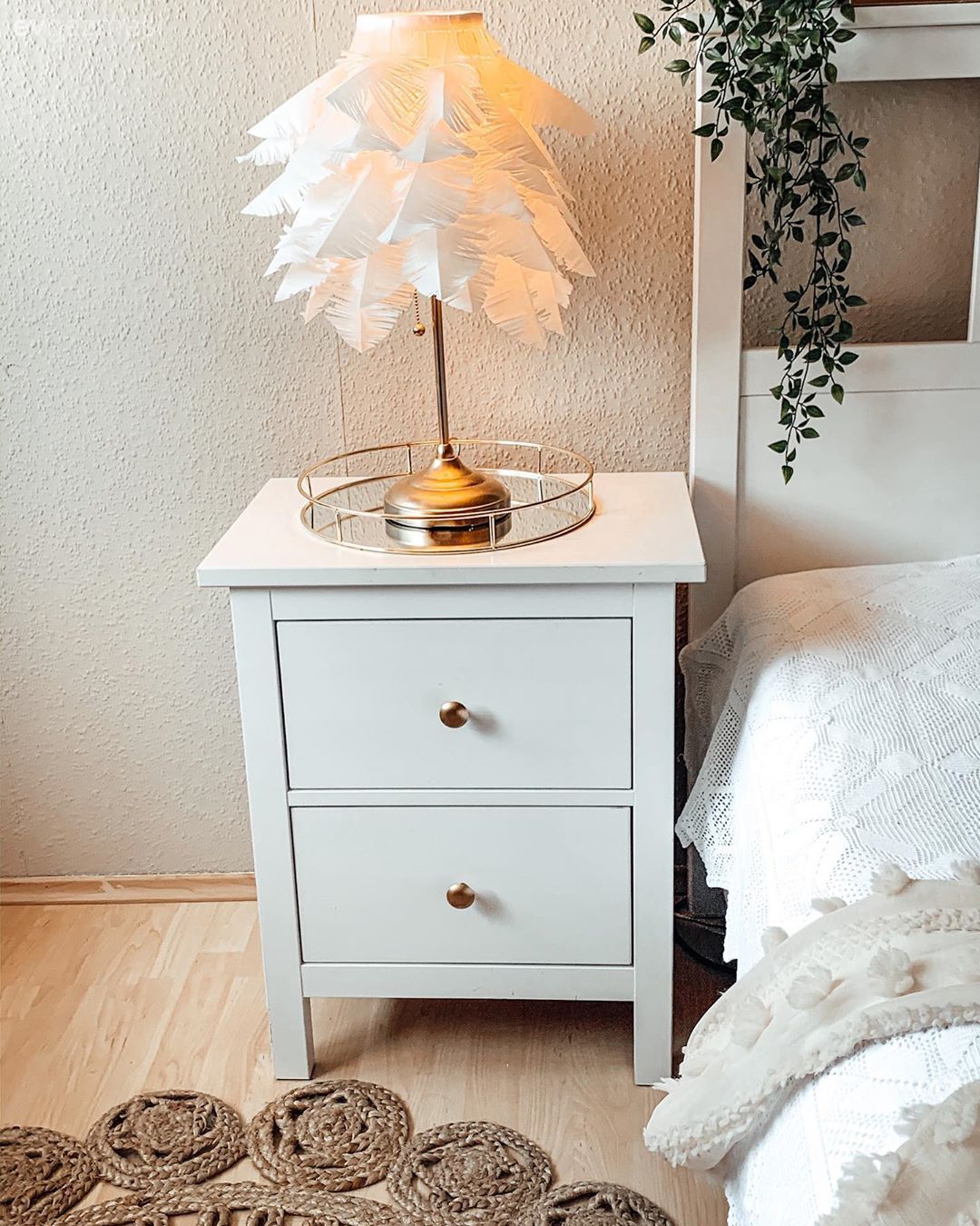 Jüt halı, Halı, Beyaz, Ev bitkisi, Yatak odası duvar dekorasyonu, Komodin, Abajur, Aydınlatma