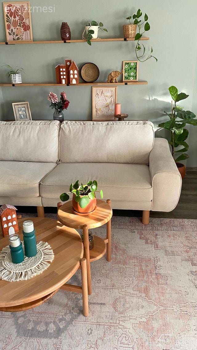 Yeşil duvar, Salon, Duvar rafı, Duvar dekorasyonu, Dekoratif Objeler, Köşe koltuk, Koltuk takımı, Ahşap Mobilya, Halı, Salon halısı, Ev bitkisi
