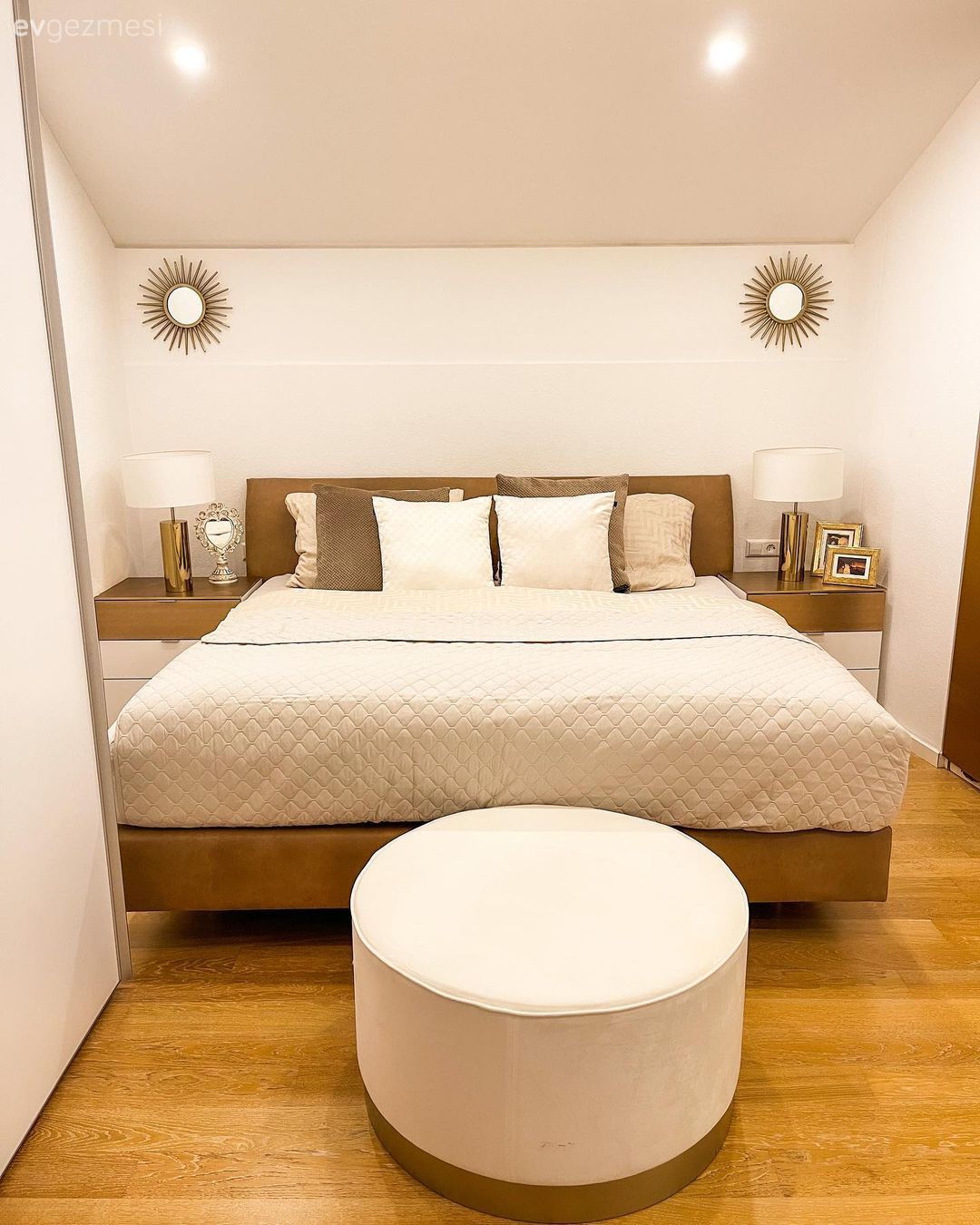 Yatak Odası, Beyaz, Ahşap Mobilya, Ayna, Yatak başlığı, Yatak örtüsü, Puf, Parke, Komodin, Abajur, Aydınlatma