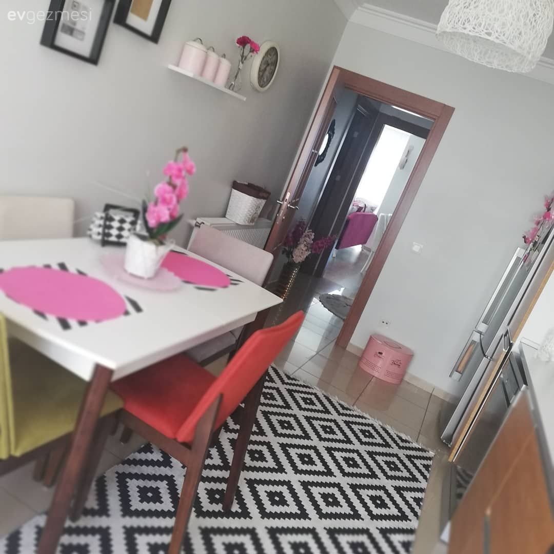 Bu Ev Klasik Stili ve Güçlü Renkleriyle Çok Şık