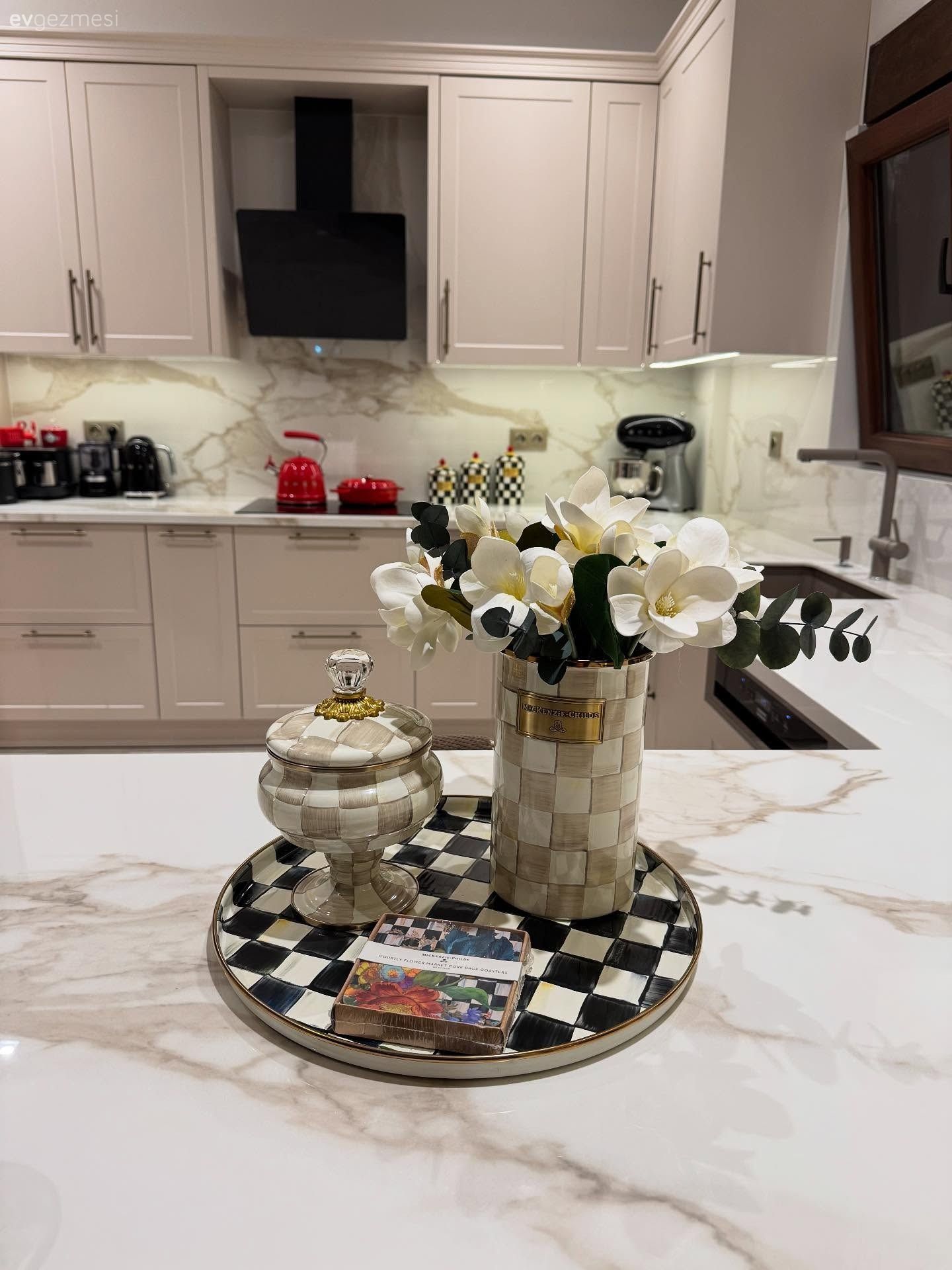 Mutfak, Bej, Beyaz, Mutfak tezgahı, Mutfak tezgah arası, Siyah, Mutfak aksesuarları, Davlumbaz, Porselen tezgah