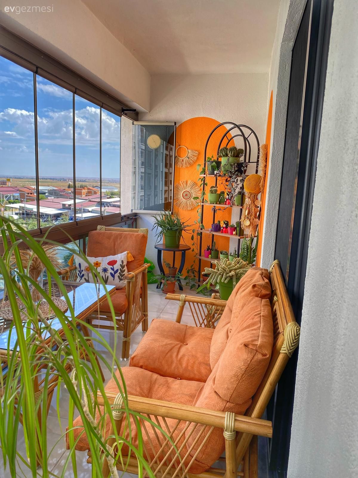 Balkon, Turuncu, Ahşap Mobilya, Hasır, Balkon oturma grubu, Turuncu duvar rengi, Ev bitkisi, Balkon masası