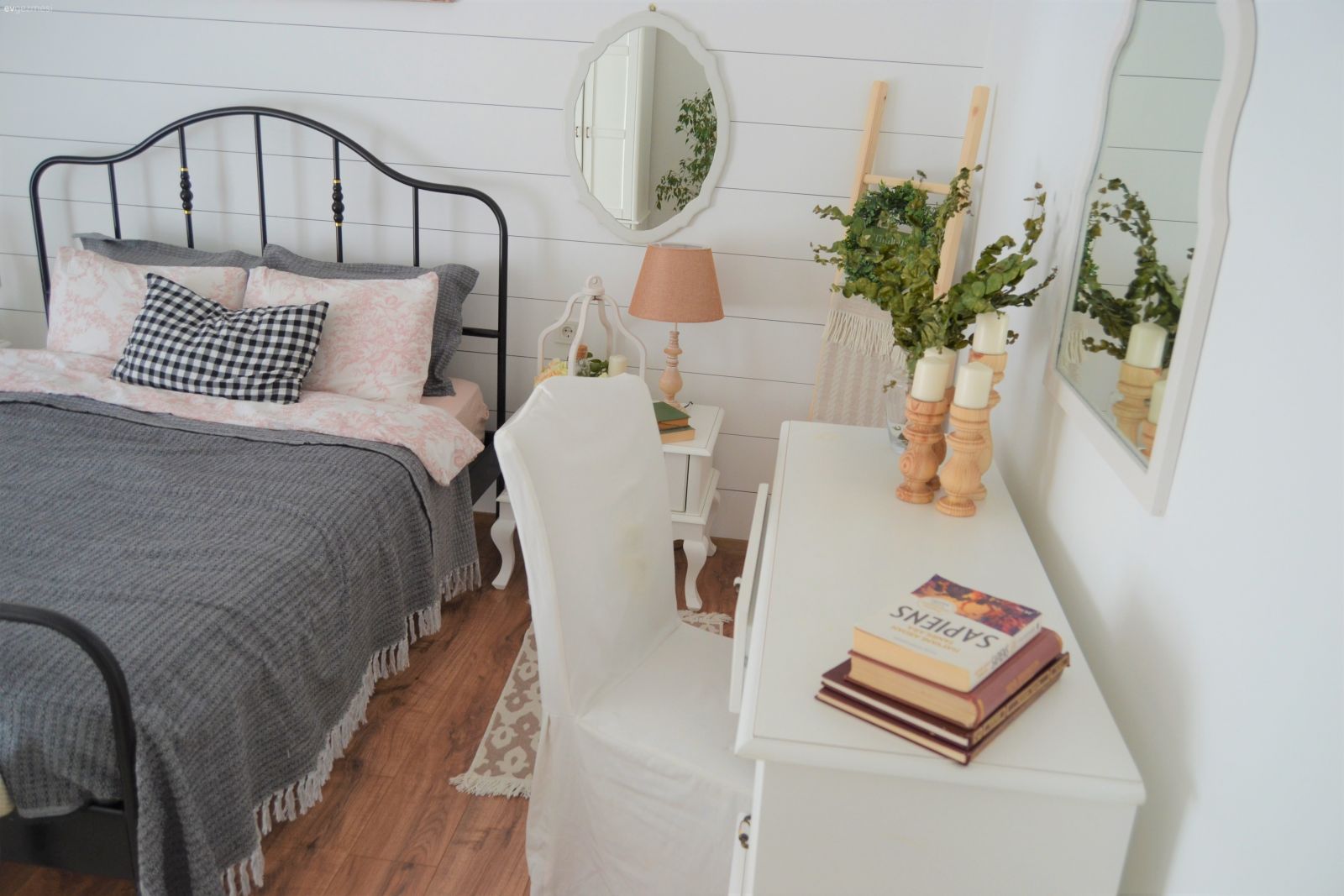 Beyaz, Yatak Odası, Siyah, Country yatak odası, Gri, Krem, Bej, Vizon, Lambri, Yatak odası duvar dekorasyonu, Yatak başlığı, Bank, Halı, Yatak odası halısı, Makyaj masası, Yuvarlak ayna, Dekoratif ayna, Pudra pembe, Abajur, Aydınlatma, Pötikare kumaş, Ev tekstili, Komodin, Puf