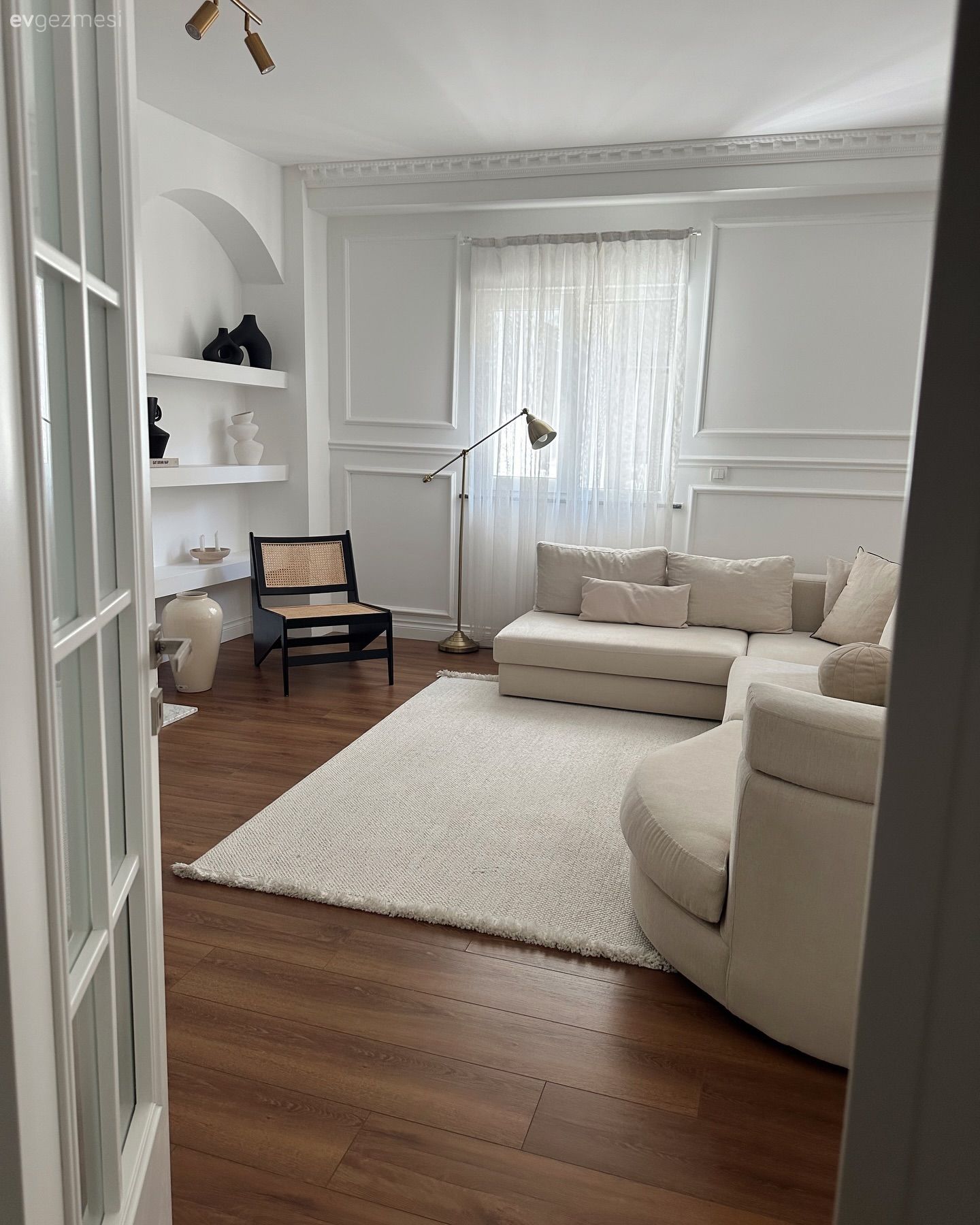 Ferah Tonlardan Şaşmayan Bu Ev Yeniliklere Hep Açık!