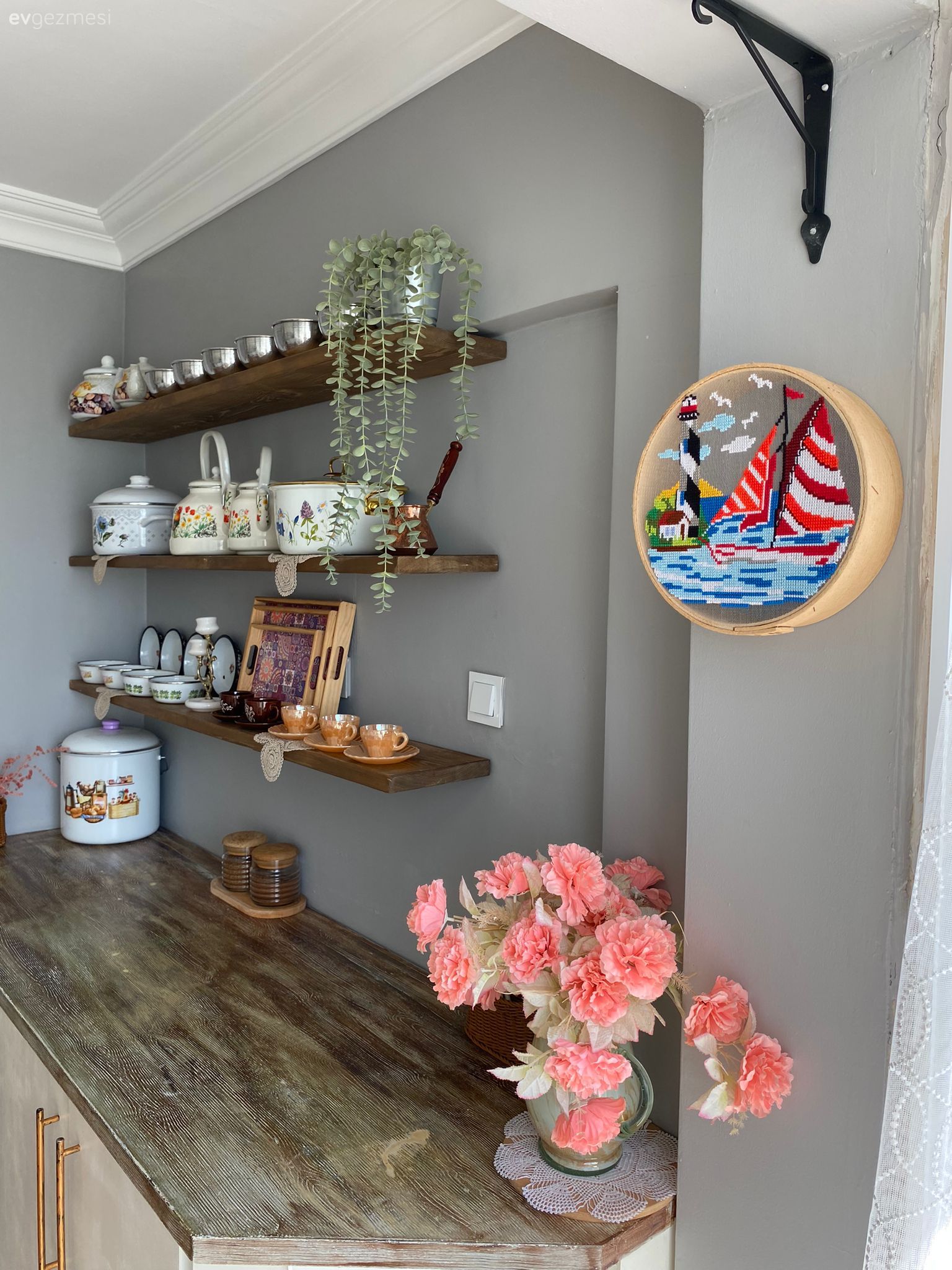 Kahve köşesi, Beyaz, Mutfak rafı, Mutfak, Mutfak aksesuarları, Mutfak halısı, Mutfak perdesi