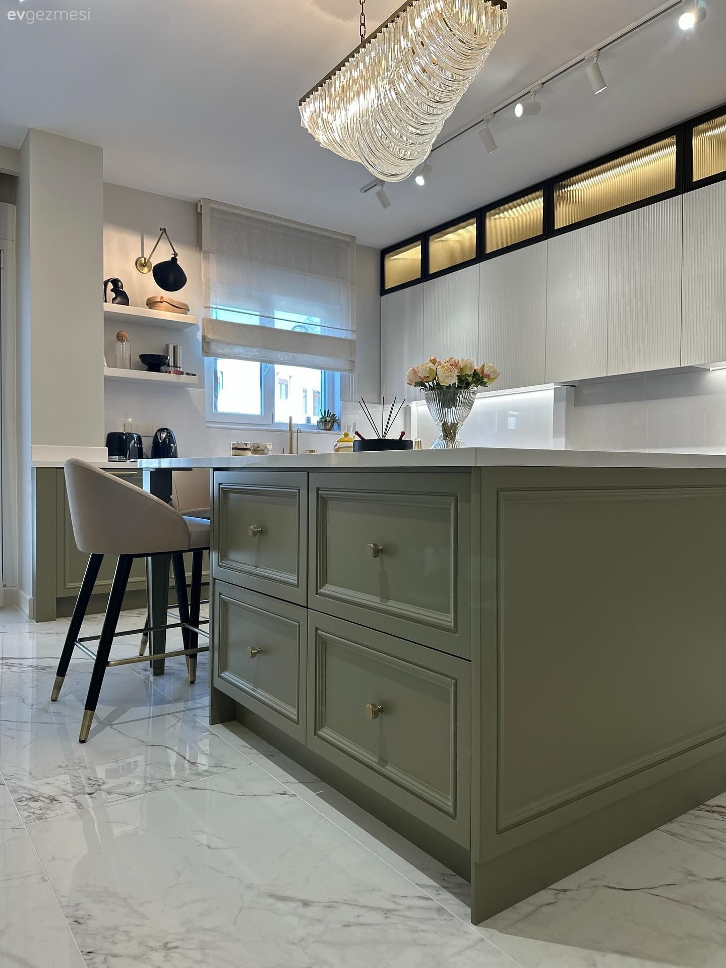 Yeşilin Belirgin Olduğu Bu Mutfakta Zıtlıkların Uyumu Var