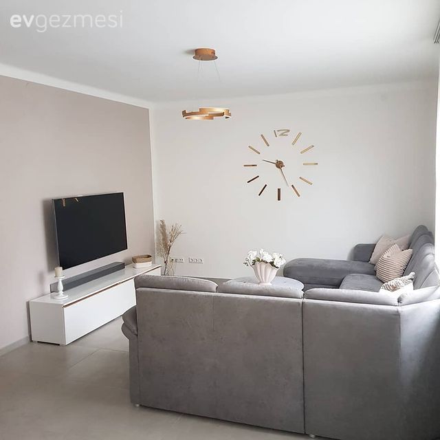 Salon, Modern, Gri, Gri koltuk, Krem, Bej, Beyaz, Köşe koltuk, Koltuk takımı, Kırlent, Ev tekstili, Halı, Salon halısı, Orta sehpa, Sehpa, Metal duvar saati, Tablo, Duvar dekorasyonu, Vazo, Ev Aksesuar, Pampas otu, Tül perde, Perde, Krem duvar, Tv ünitesi, Tv ünitesi aksesuarları, Avize, Aydınlatma, Salon avizesi