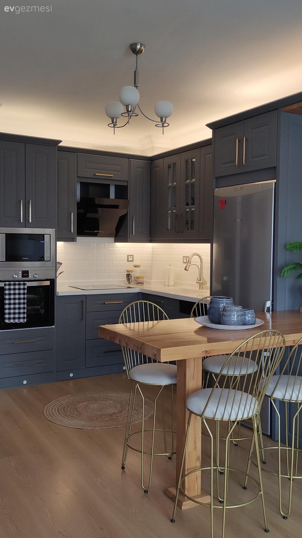 Mutfak, Gri, Beyaz, Altın, Gri mutfak, Mutfak tezgahı, Mutfak tezgah arası, Mutfak masası, Sandalye, Metal sandalye, Parke, Ankastre, Avize, Aydınlatma, Mutfak Avize Modelleri, Saksı, Ev bitkisi