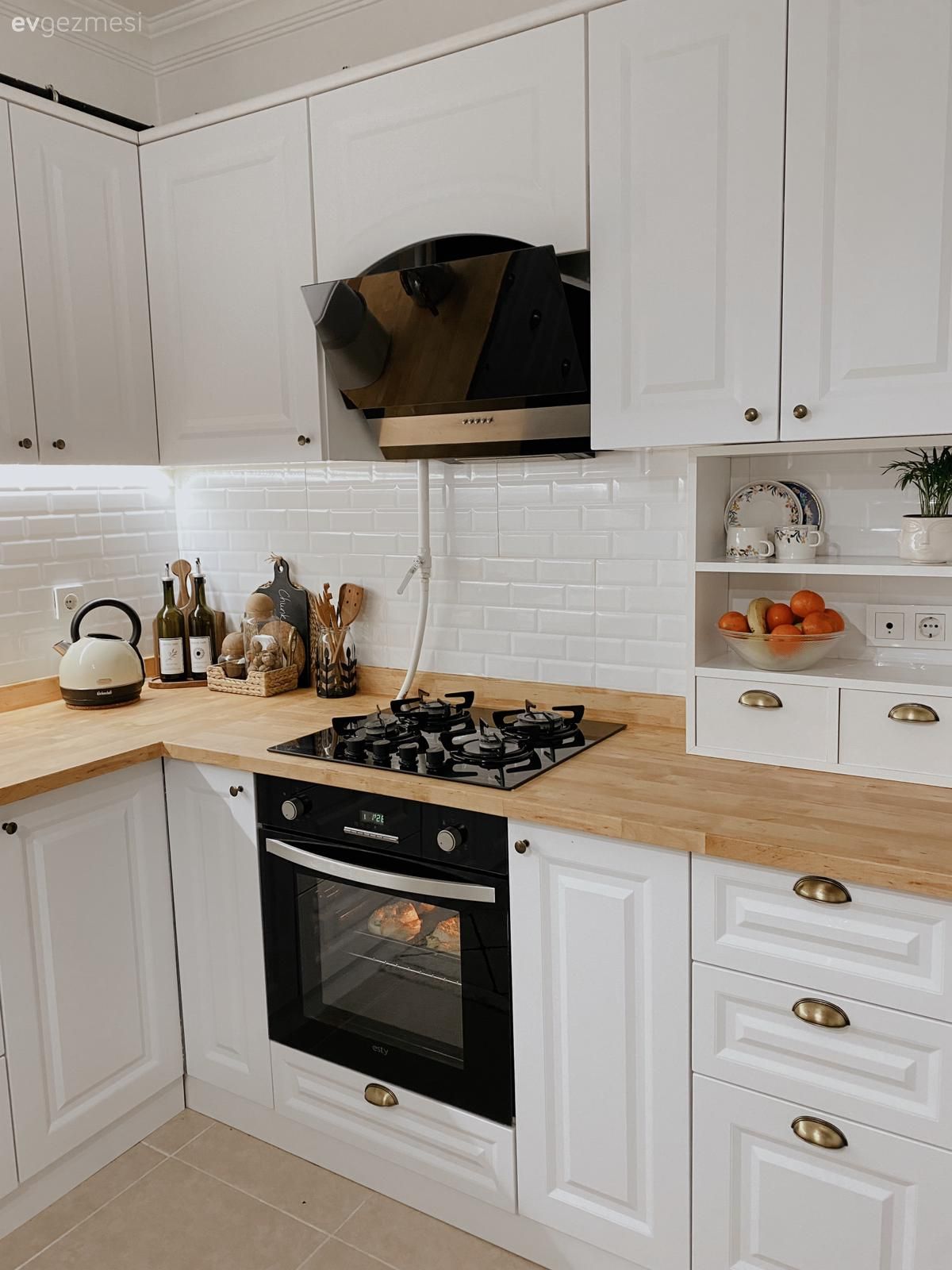 Bu Evde Beyazın Ferahlığı Sıcak Detaylarla Pekiştirilmiş!