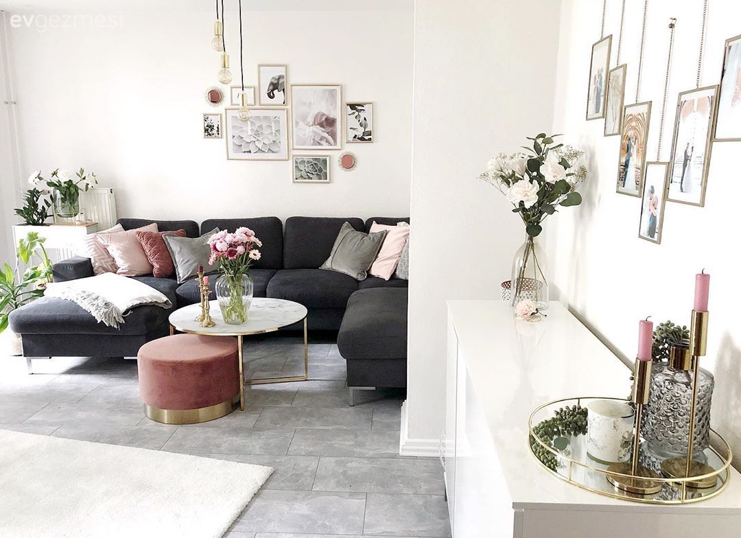 Salon, Gri, Pembe, Altın, Köşe koltuk, Koltuk takımı, Duvar dekorasyonu, Çerçeve, Kırlent, Puf, Mermer sehpa, Metal ayaklı sehpa, Sehpa, Orta sehpa, Aydınlatma, Sarkıt, Salon avizesi, Beyaz, Konsol üzeri dekoratif objeleri, Ev Aksesuar, Şamdan, Mumluk, Ev bitkisi