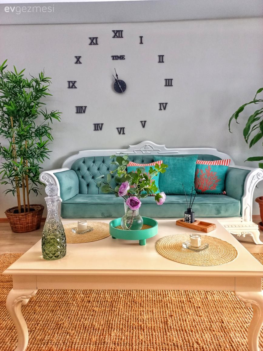 Salon, Country, Mavi, Yeşil, Beyaz, Kahverengi, Koltuk takımı, Metal duvar saati, Saksı, Ev bitkisi, Çiçekli desen, Desenler, Kırlent, Ev tekstili, Orta sehpa, Sehpa, Jüt halı, Halı, Gri duvar