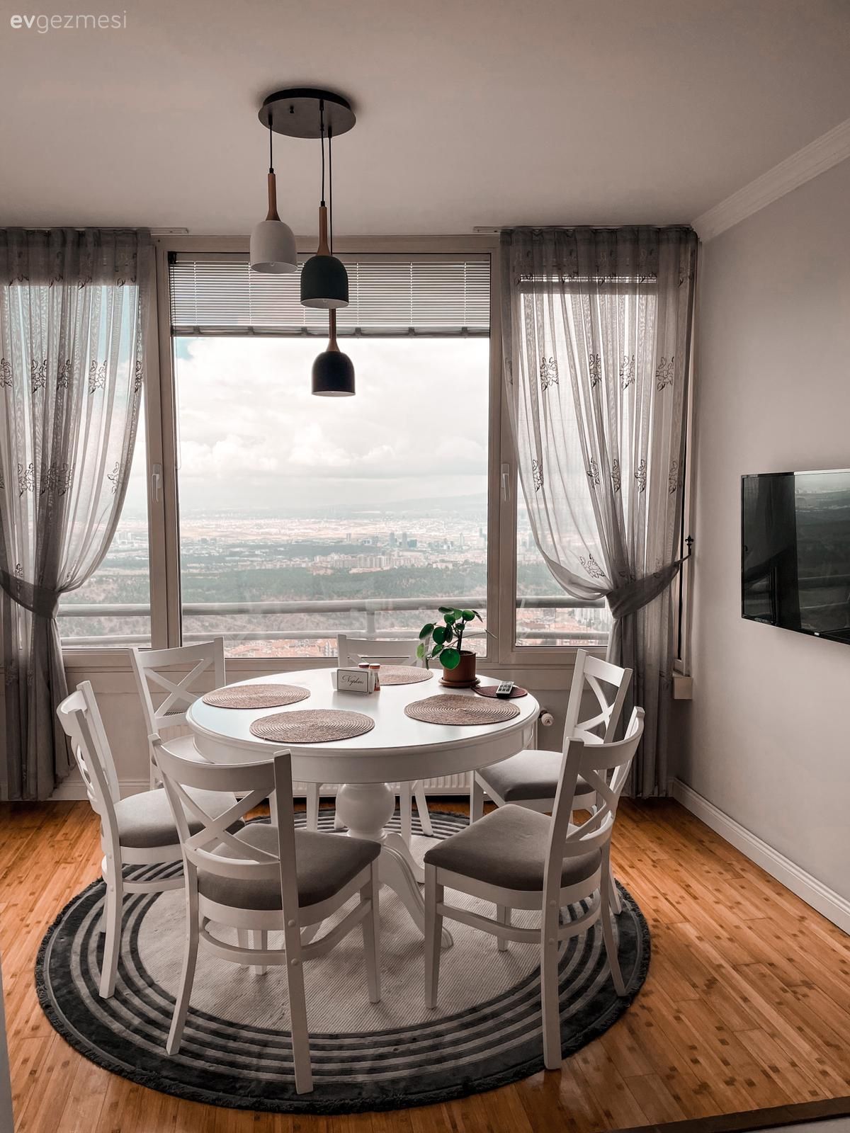 Bu Uyumlu Evde Duvarların Boş Durmasına Göz Yumulmamış