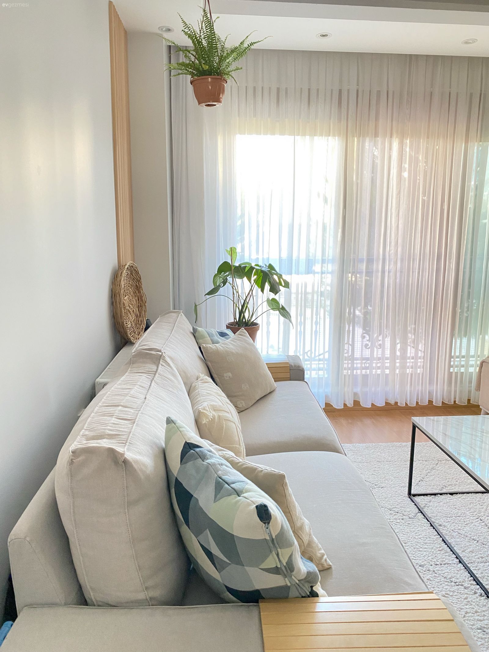 Salon, Tül perde, Perde, Koltuk takımı, Kırlent, Ev tekstili, Ev bitkisi, Orta sehpa, Sehpa, Halı, Salon halısı, Bej, Beyaz, Krem