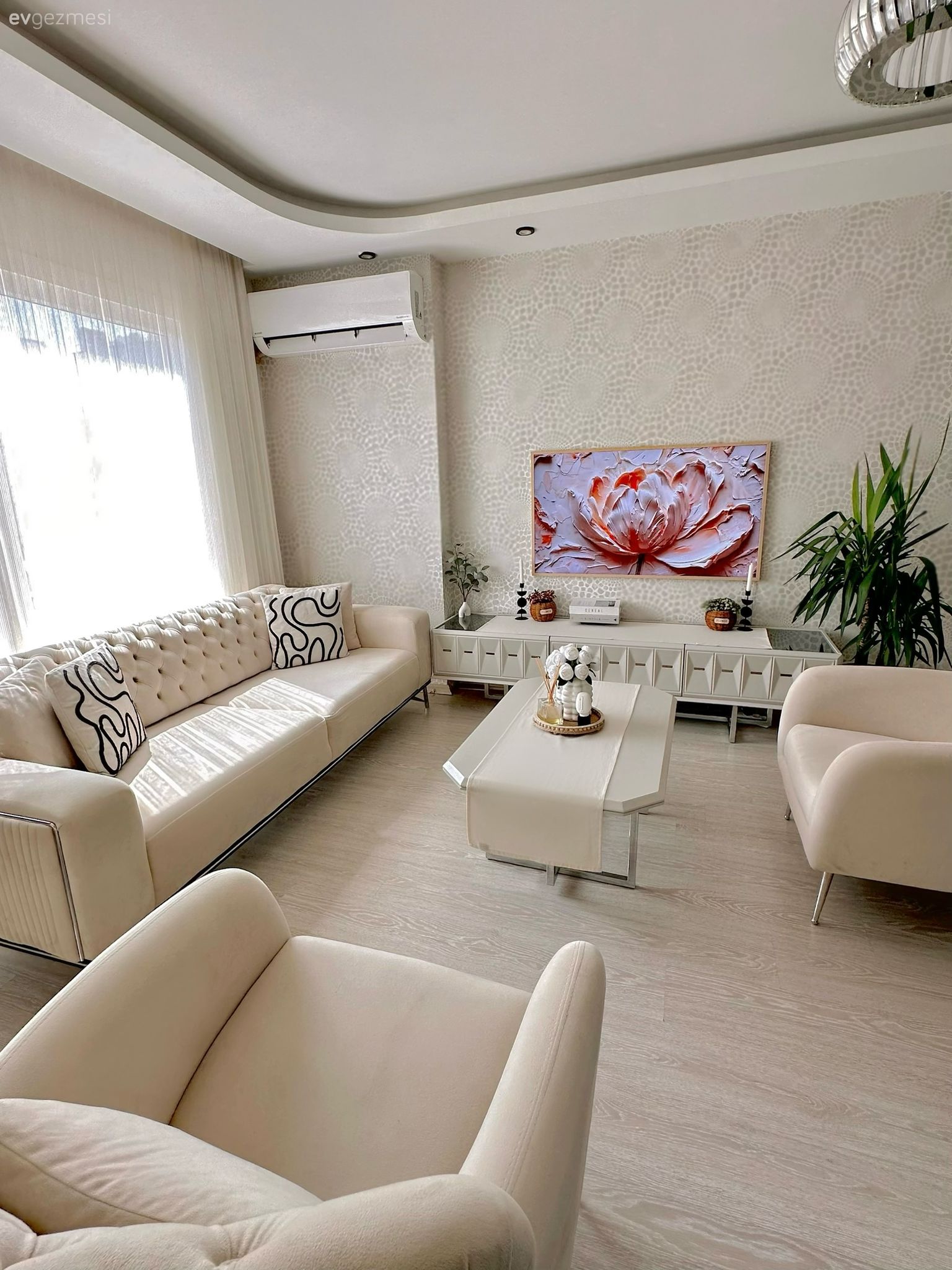 Salonda Modern Balkonda Bohem: Adana'dan Bir Ev Gezmesi