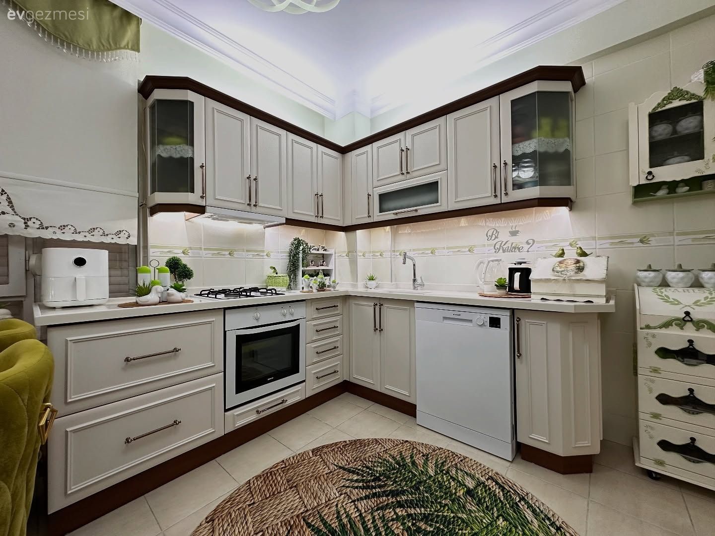 Bu Mutfaktaki Sararmış Dolaplar Uygun Maliyetle Yenilenmiş